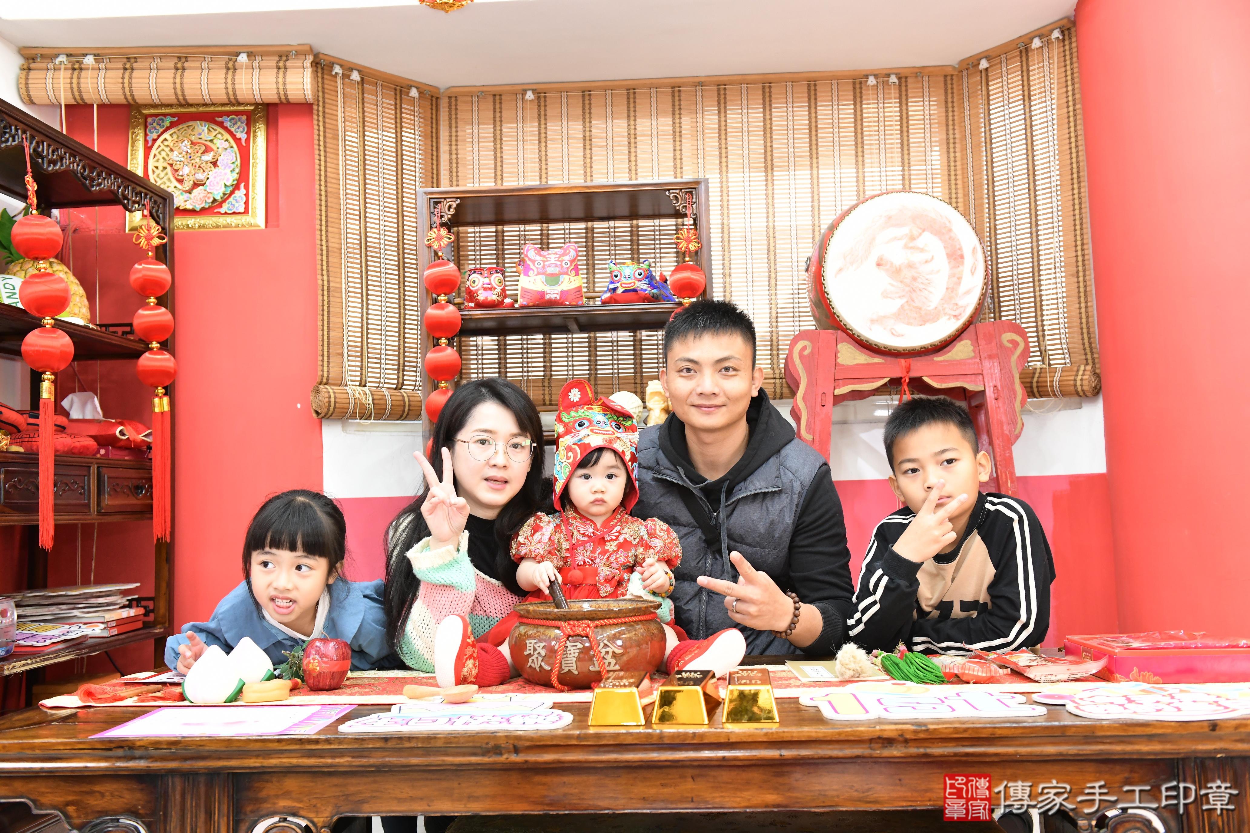 傳家手工印章高雄店、抓周、度脺、美式風會場、傳家嬰兒古禮、吉祥話、抓周道具物品24種、拍照。抓周證書。寶寶抓周、滿周歲、生日快樂、祝福