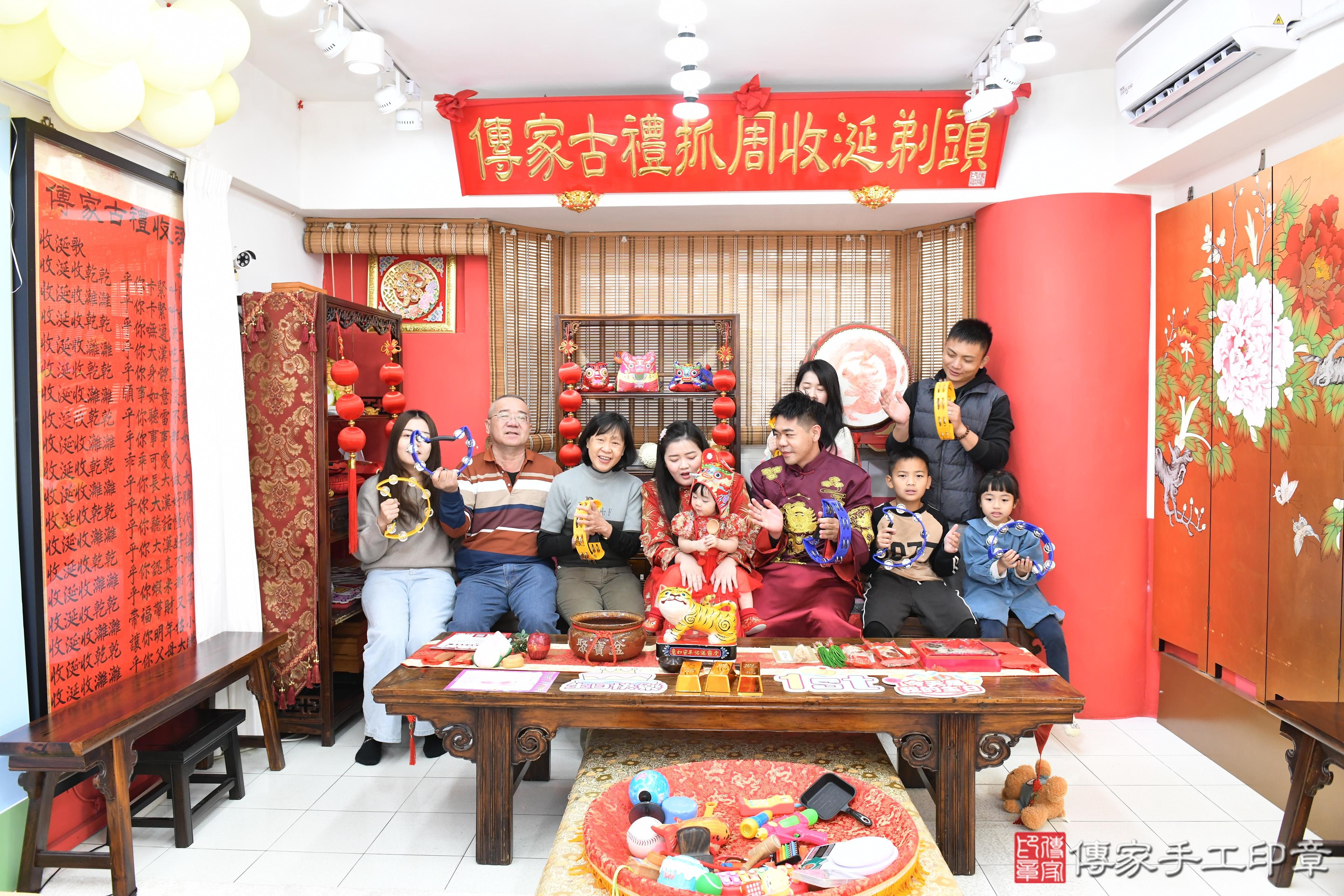 傳家手工印章高雄店、抓周、度脺、美式風會場、傳家嬰兒古禮、吉祥話、抓周道具物品24種、拍照。抓周證書。寶寶抓周、滿周歲、生日快樂、祝福