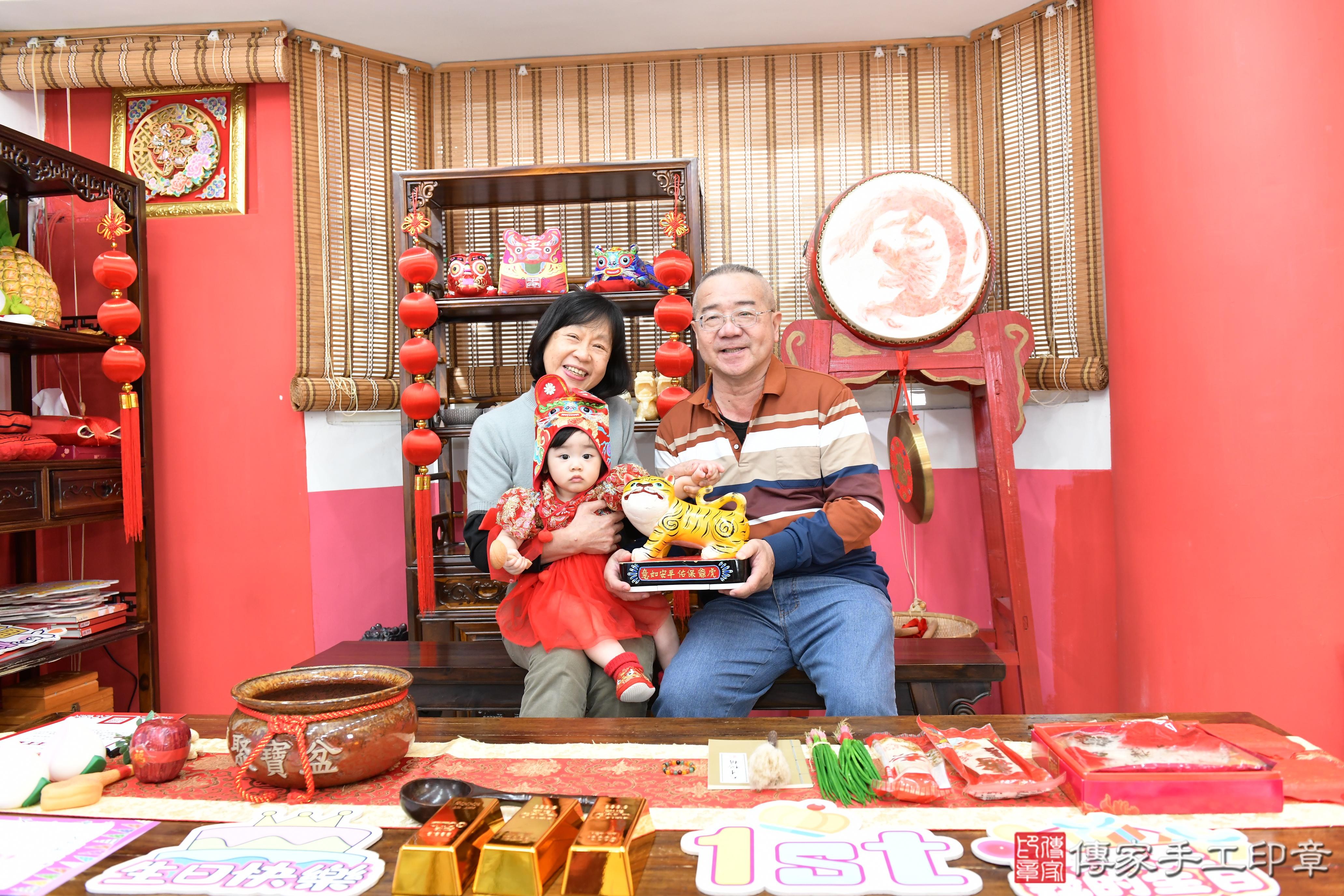 傳家手工印章高雄店、抓周、度脺、美式風會場、傳家嬰兒古禮、吉祥話、抓周道具物品24種、拍照。抓周證書。寶寶抓周、滿周歲、生日快樂、祝福