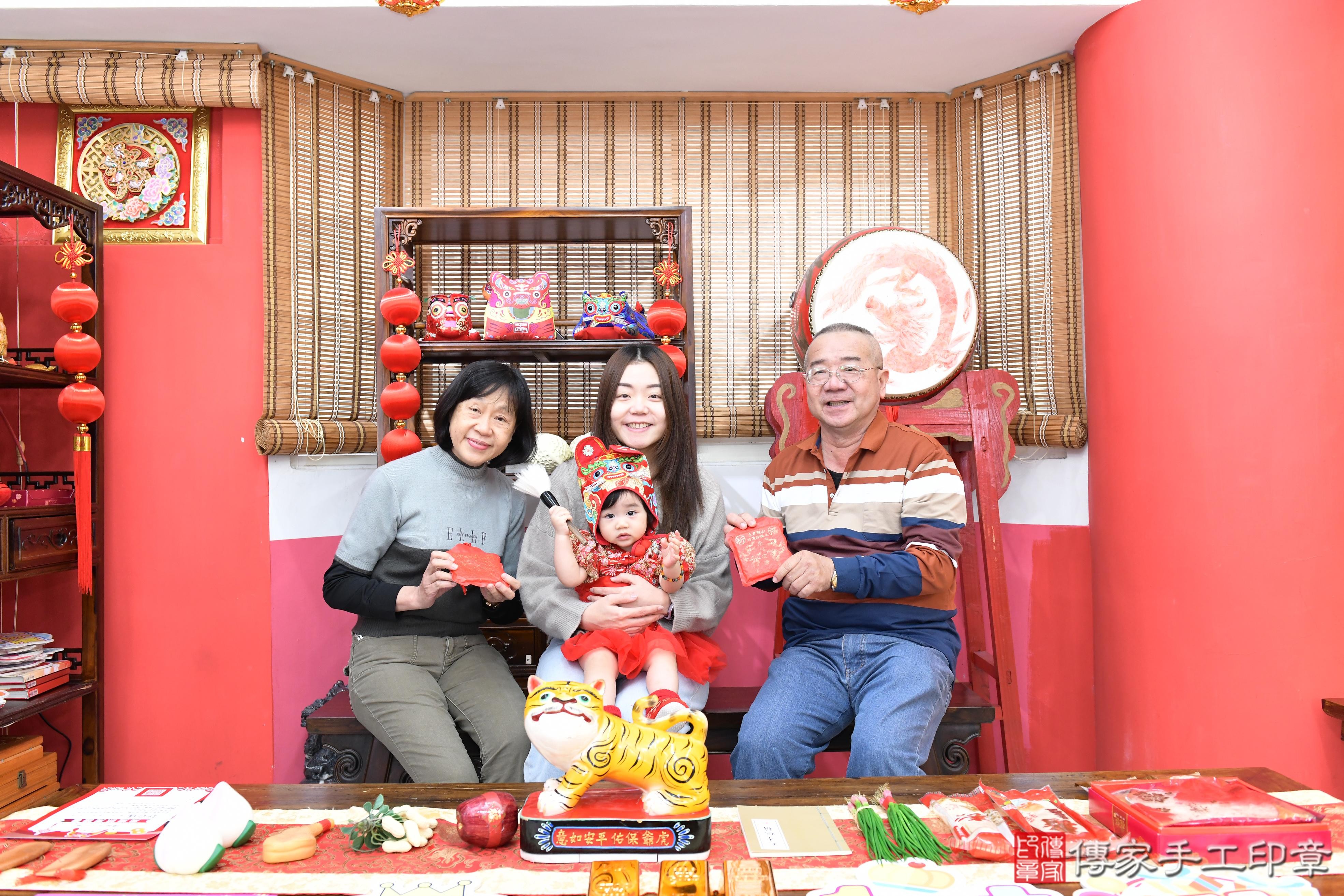 傳家手工印章高雄店、抓周、度脺、美式風會場、傳家嬰兒古禮、吉祥話、抓周道具物品24種、拍照。抓周證書。寶寶抓周、滿周歲、生日快樂、祝福