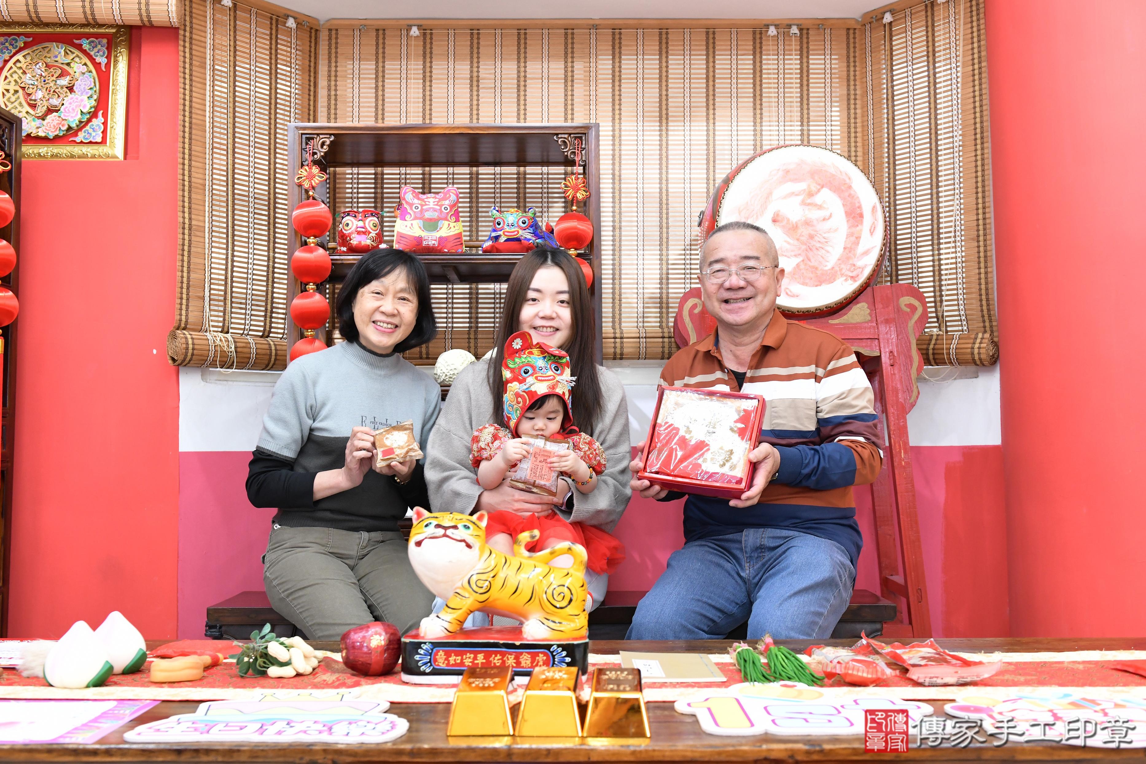 傳家手工印章高雄店、抓周、度脺、美式風會場、傳家嬰兒古禮、吉祥話、抓周道具物品24種、拍照。抓周證書。寶寶抓周、滿周歲、生日快樂、祝福