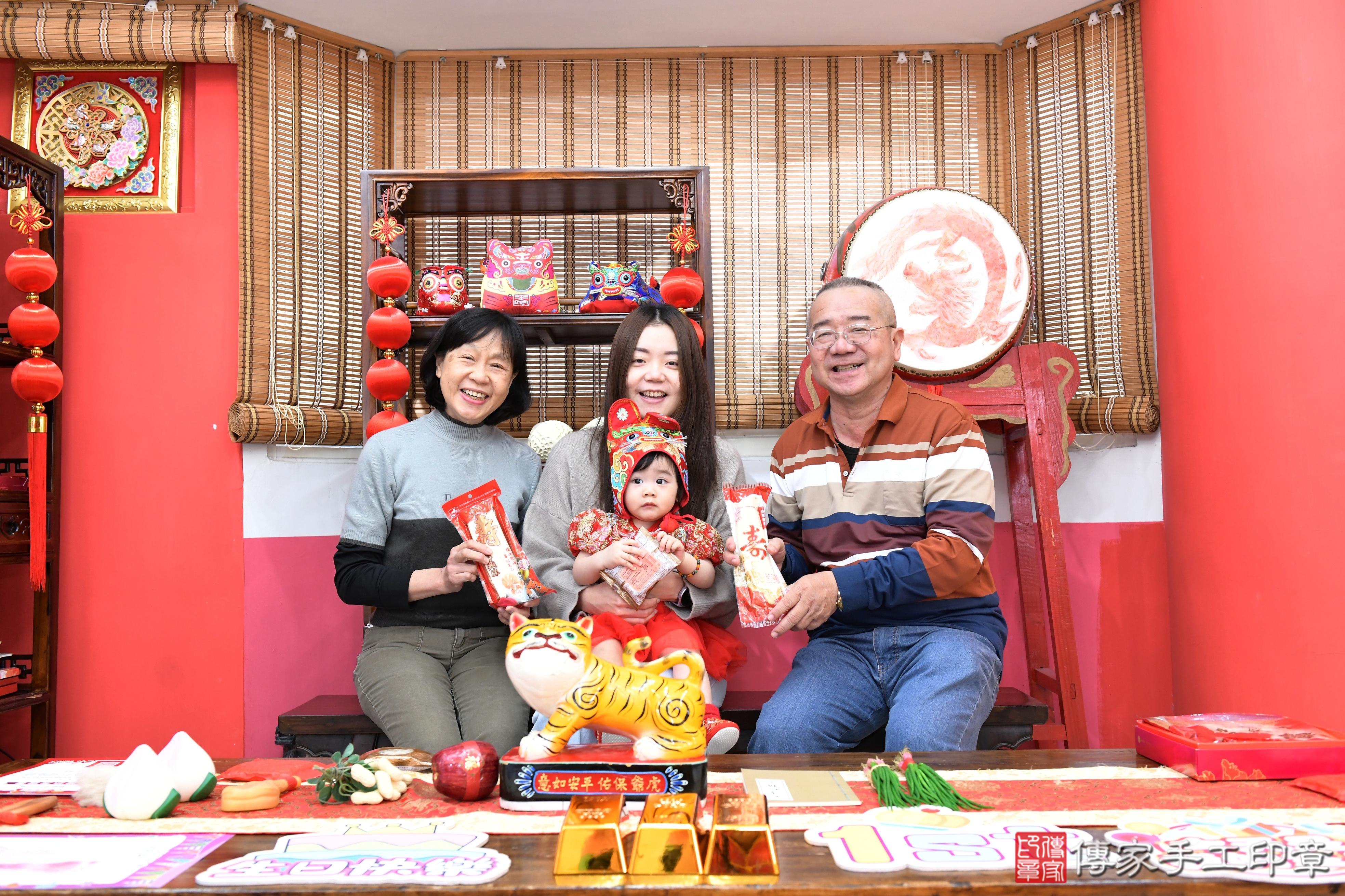 傳家手工印章高雄店、抓周、度脺、美式風會場、傳家嬰兒古禮、吉祥話、抓周道具物品24種、拍照。抓周證書。寶寶抓周、滿周歲、生日快樂、祝福