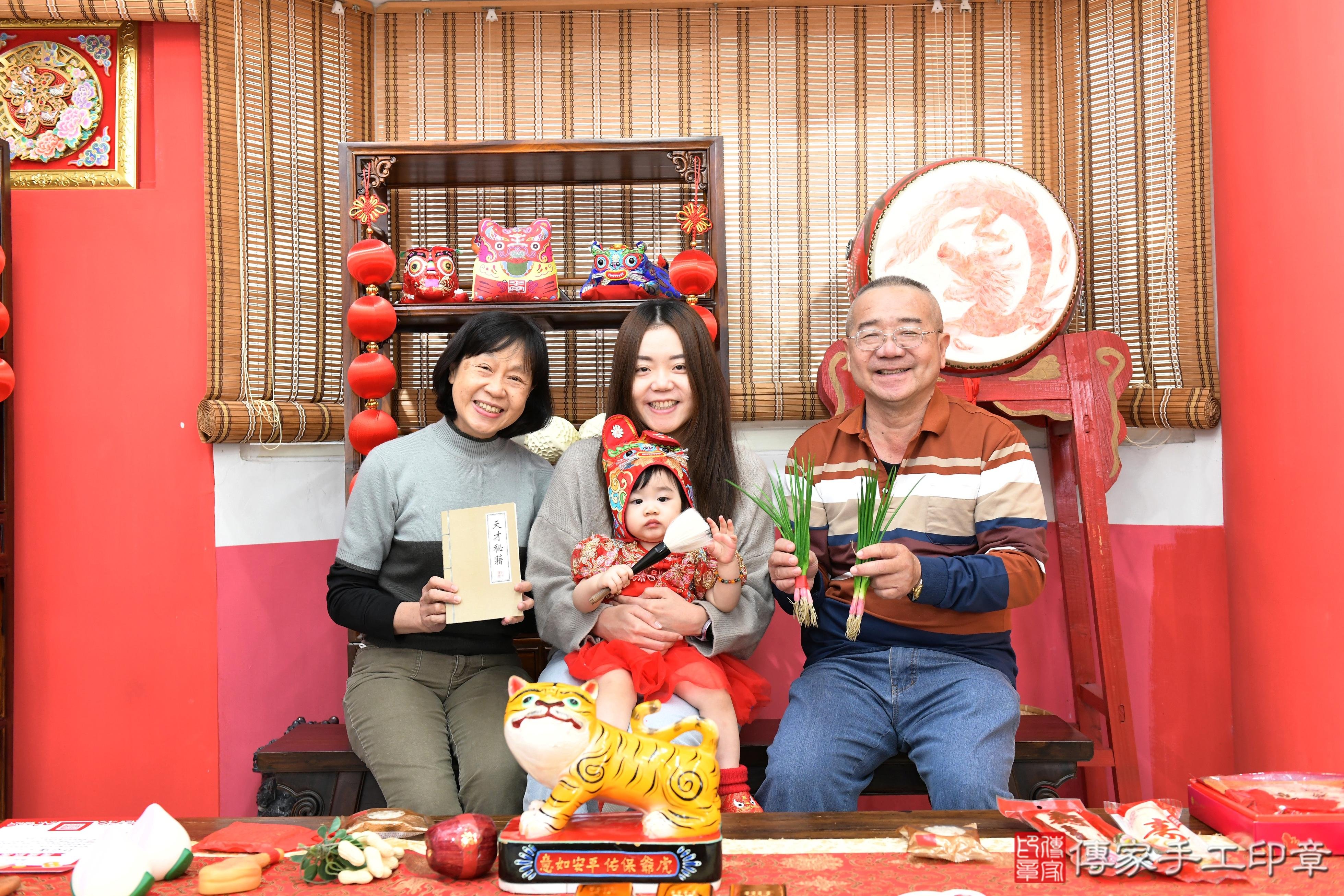 傳家手工印章高雄店、抓周、度脺、美式風會場、傳家嬰兒古禮、吉祥話、抓周道具物品24種、拍照。抓周證書。寶寶抓周、滿周歲、生日快樂、祝福