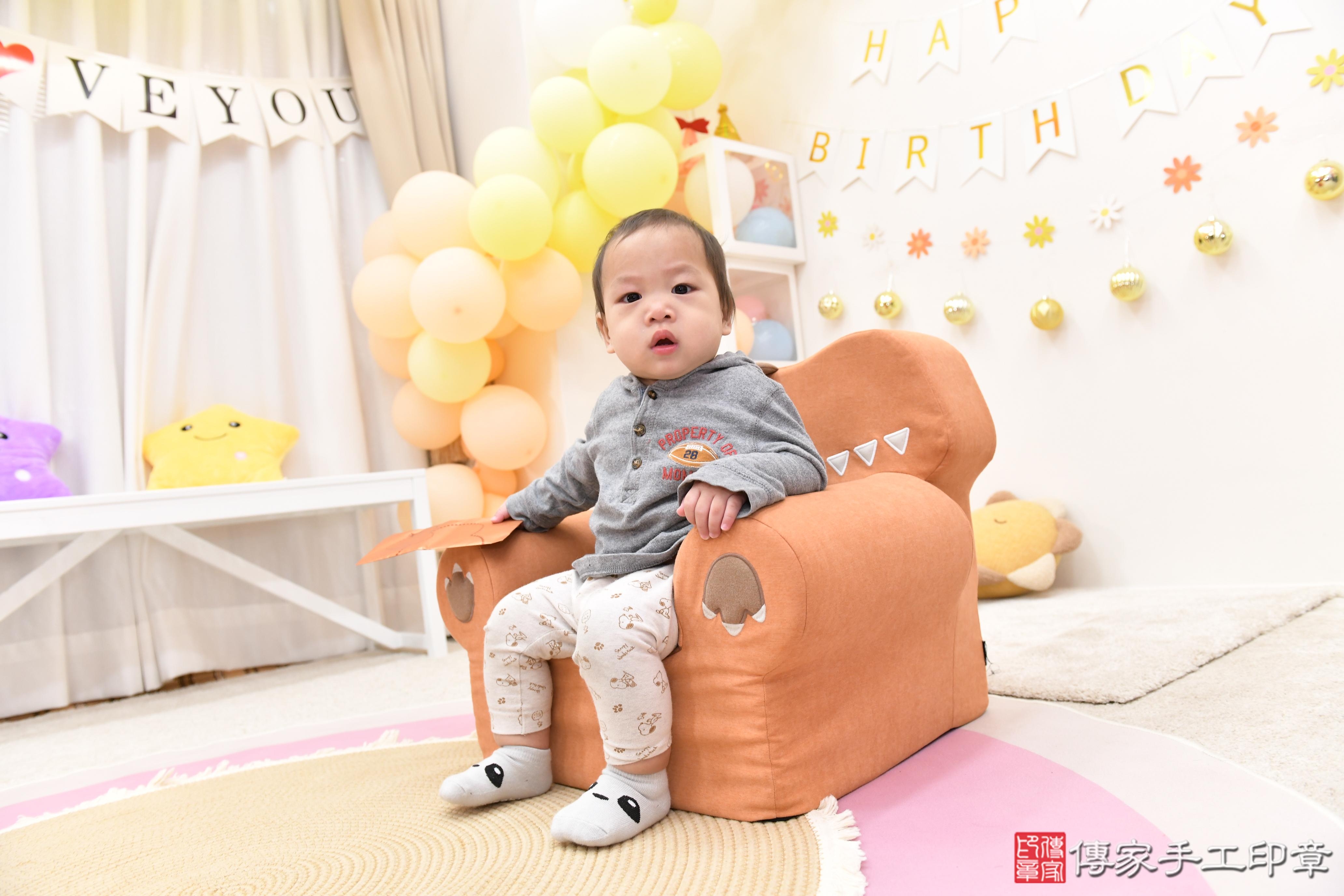 傳家手工印章高雄店、抓周、度脺、美式風會場、傳家嬰兒古禮、吉祥話、抓周道具物品24種、拍照。抓周證書。寶寶抓周、滿周歲、生日快樂、祝福