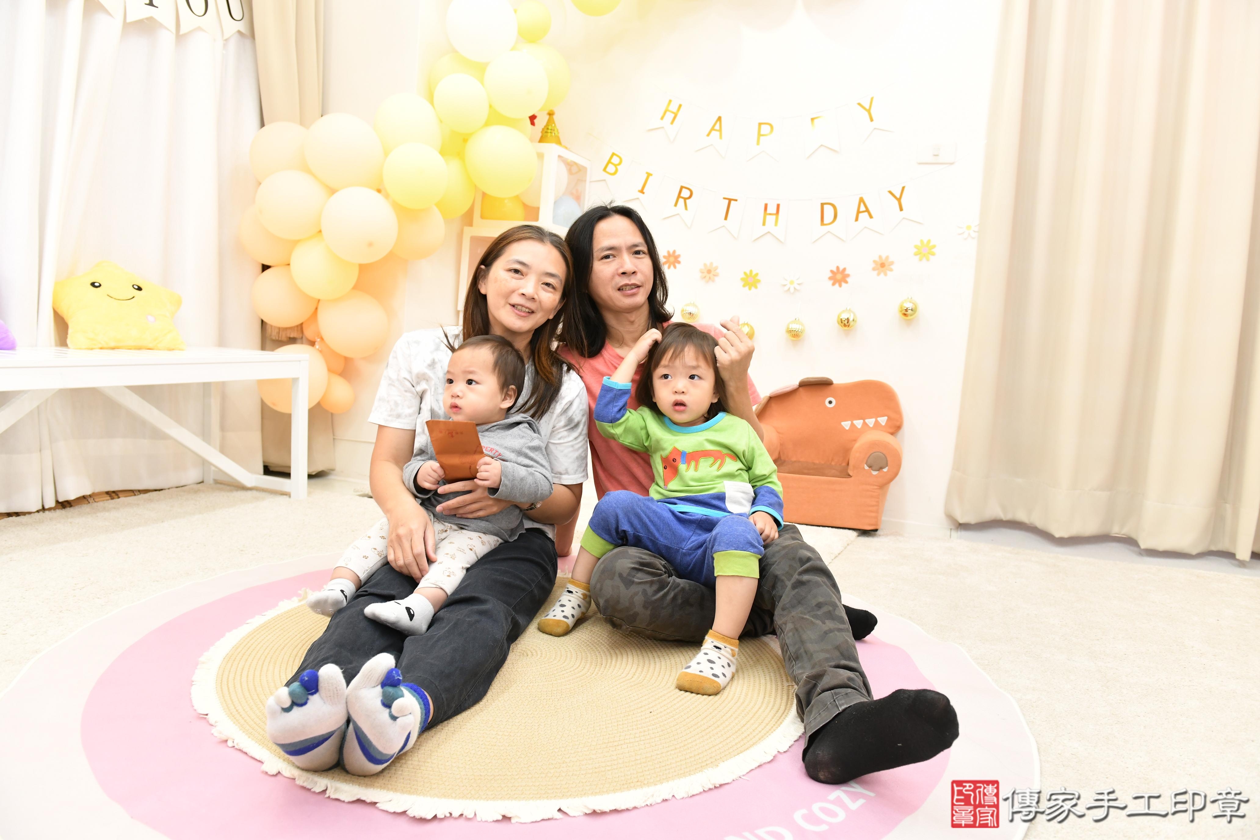 傳家手工印章高雄店、抓周、度脺、美式風會場、傳家嬰兒古禮、吉祥話、抓周道具物品24種、拍照。抓周證書。寶寶抓周、滿周歲、生日快樂、祝福