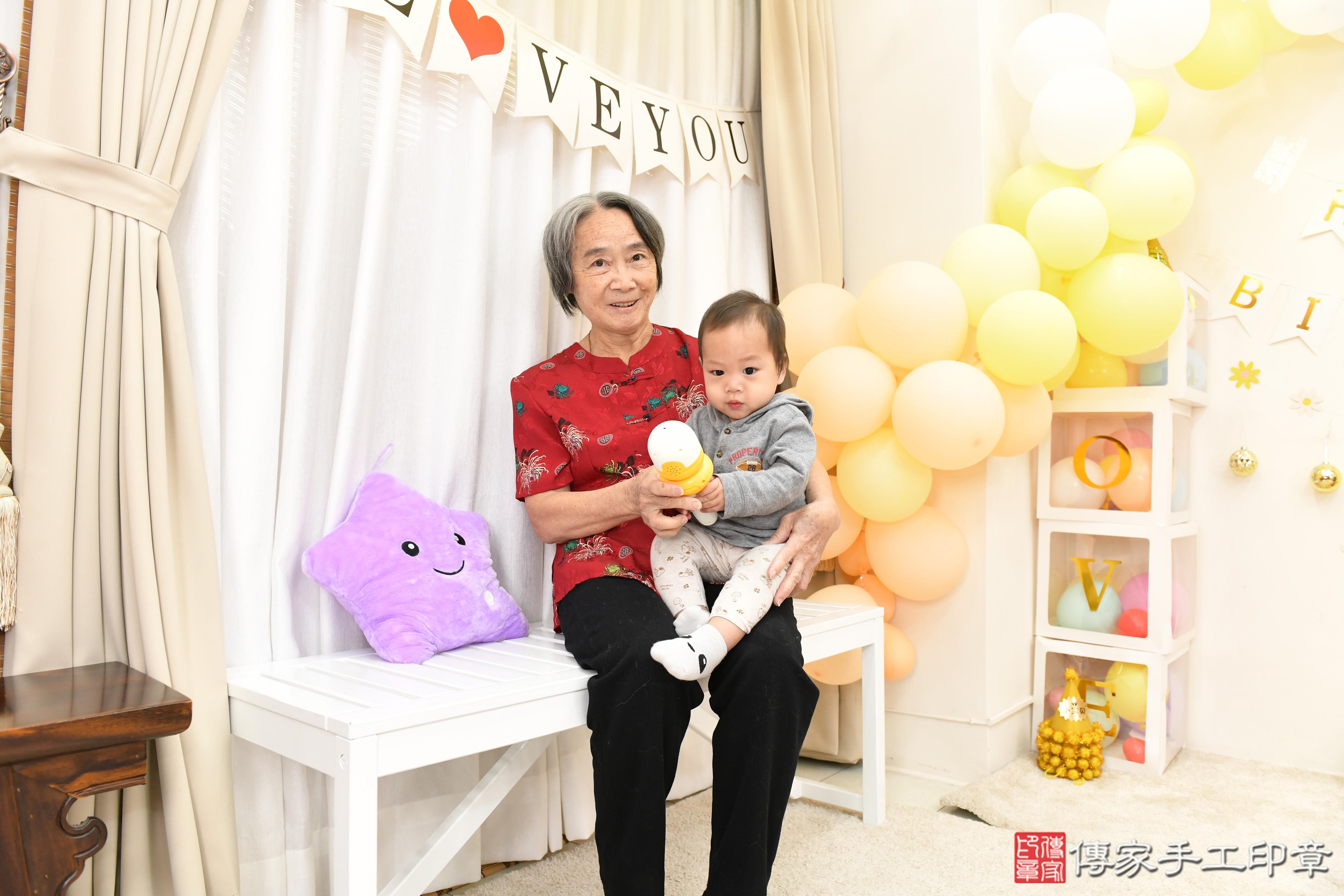 傳家手工印章高雄店、抓周、度脺、美式風會場、傳家嬰兒古禮、吉祥話、抓周道具物品24種、拍照。抓周證書。寶寶抓周、滿周歲、生日快樂、祝福