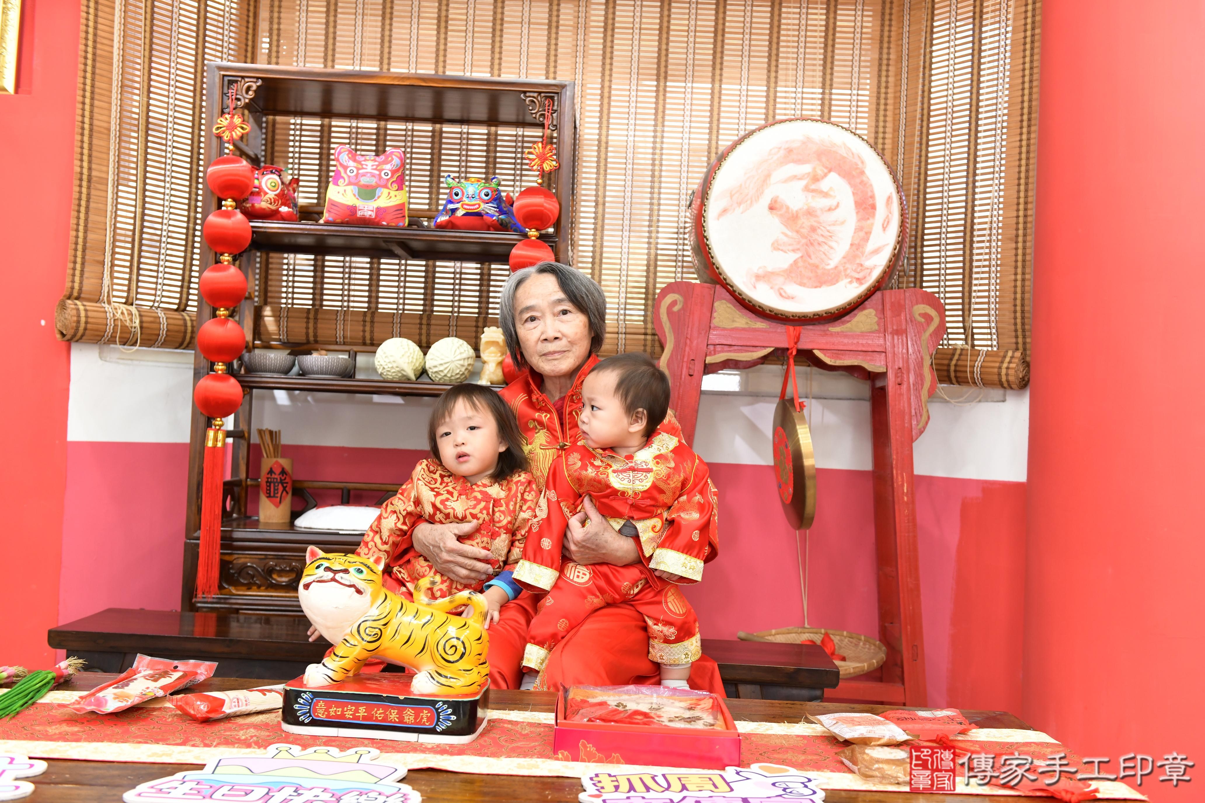 傳家手工印章高雄店、抓周、度脺、美式風會場、傳家嬰兒古禮、吉祥話、抓周道具物品24種、拍照。抓周證書。寶寶抓周、滿周歲、生日快樂、祝福