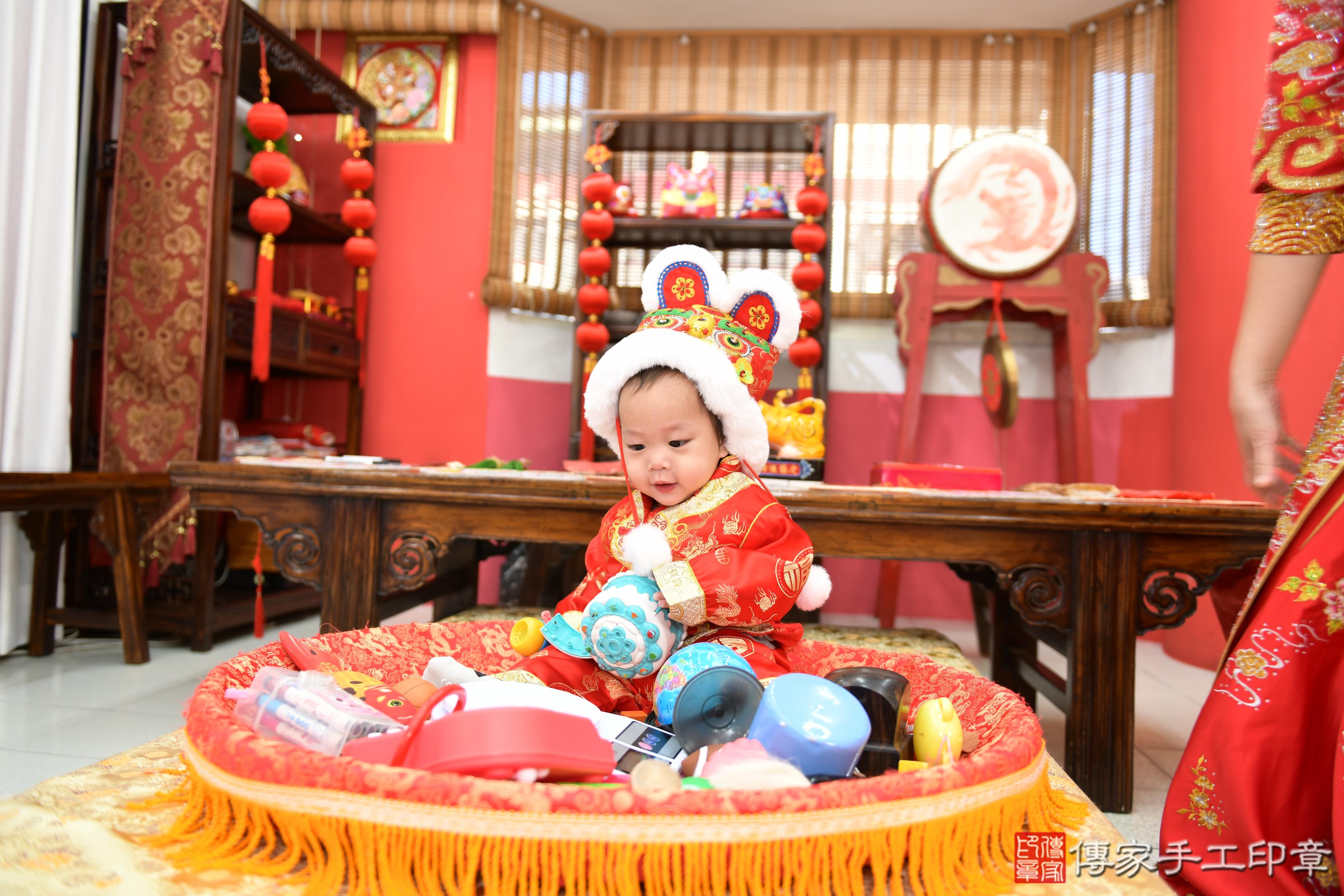 傳家手工印章高雄店、抓周、度脺、美式風會場、傳家嬰兒古禮、吉祥話、抓周道具物品24種、拍照。抓周證書。寶寶抓周、滿周歲、生日快樂、祝福