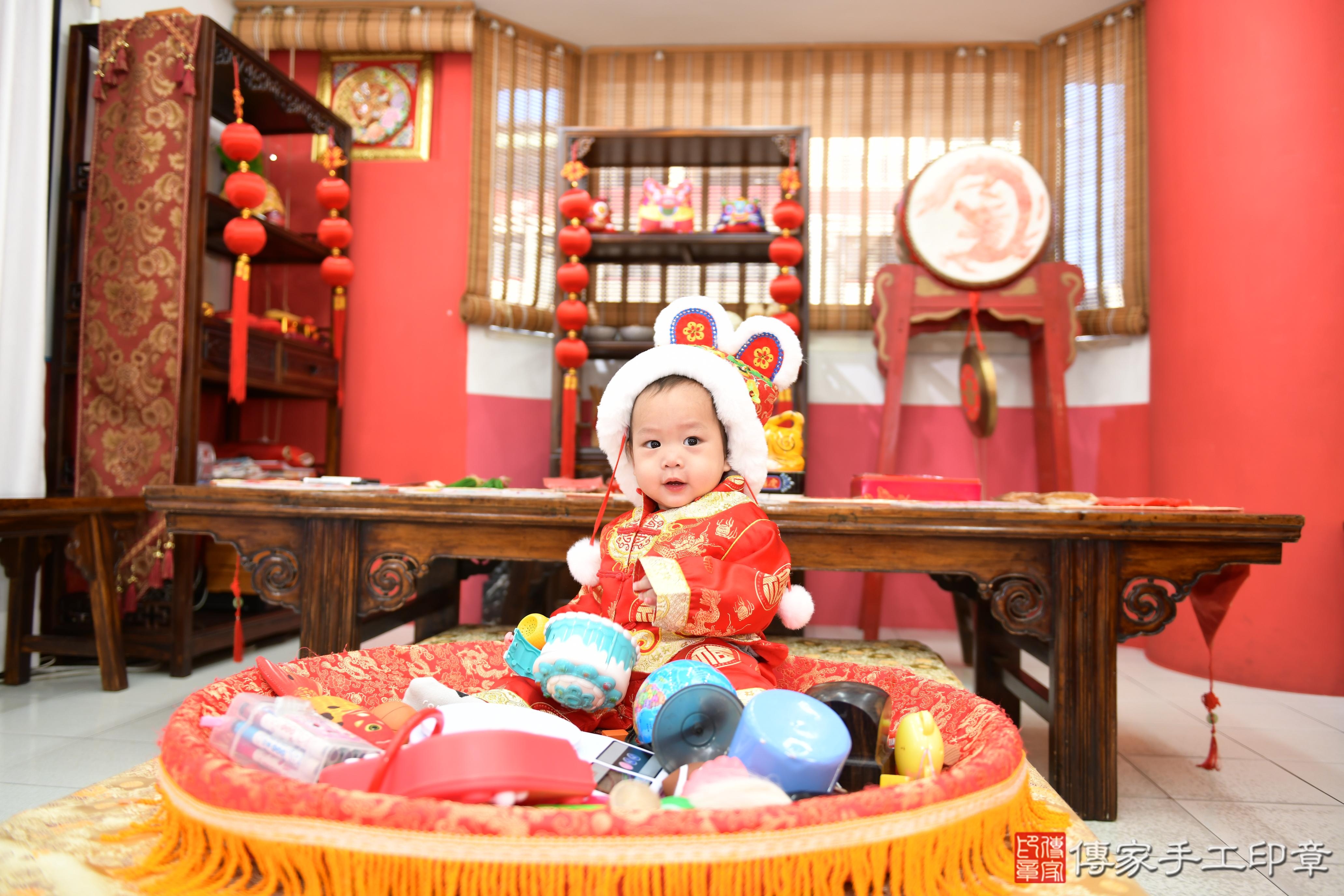 傳家手工印章高雄店、抓周、度脺、美式風會場、傳家嬰兒古禮、吉祥話、抓周道具物品24種、拍照。抓周證書。寶寶抓周、滿周歲、生日快樂、祝福