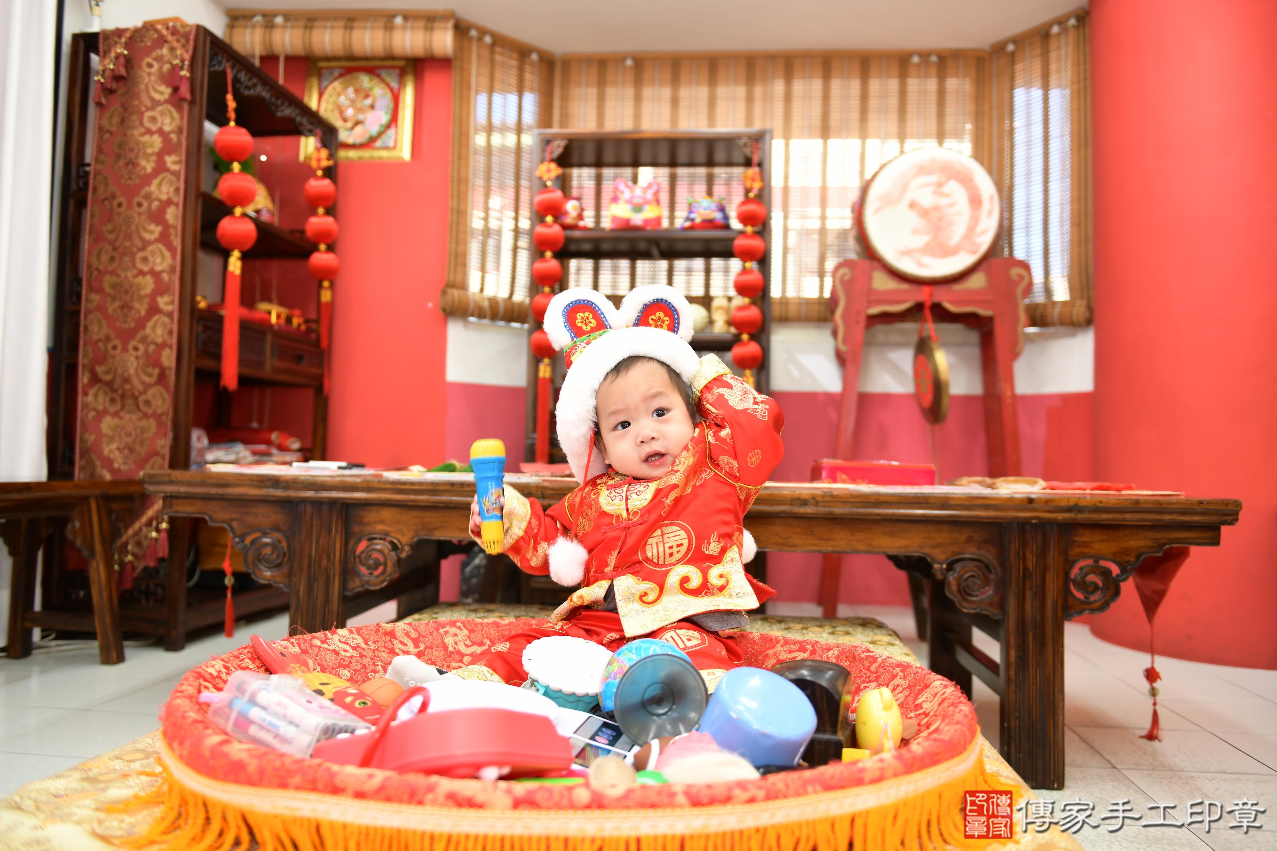 傳家手工印章高雄店、抓周、度脺、美式風會場、傳家嬰兒古禮、吉祥話、抓周道具物品24種、拍照。抓周證書。寶寶抓周、滿周歲、生日快樂、祝福