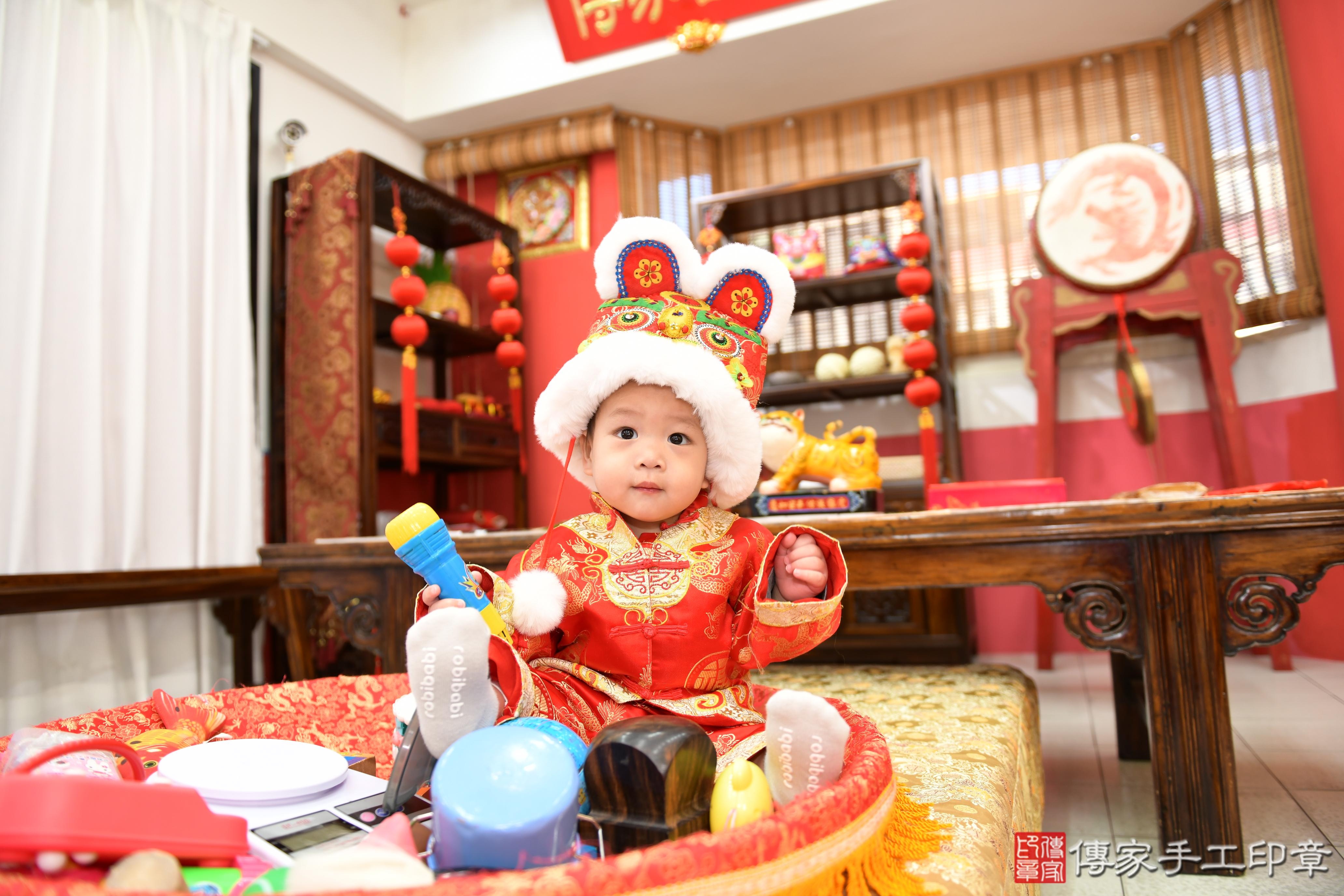 傳家手工印章高雄店、抓周、度脺、美式風會場、傳家嬰兒古禮、吉祥話、抓周道具物品24種、拍照。抓周證書。寶寶抓周、滿周歲、生日快樂、祝福