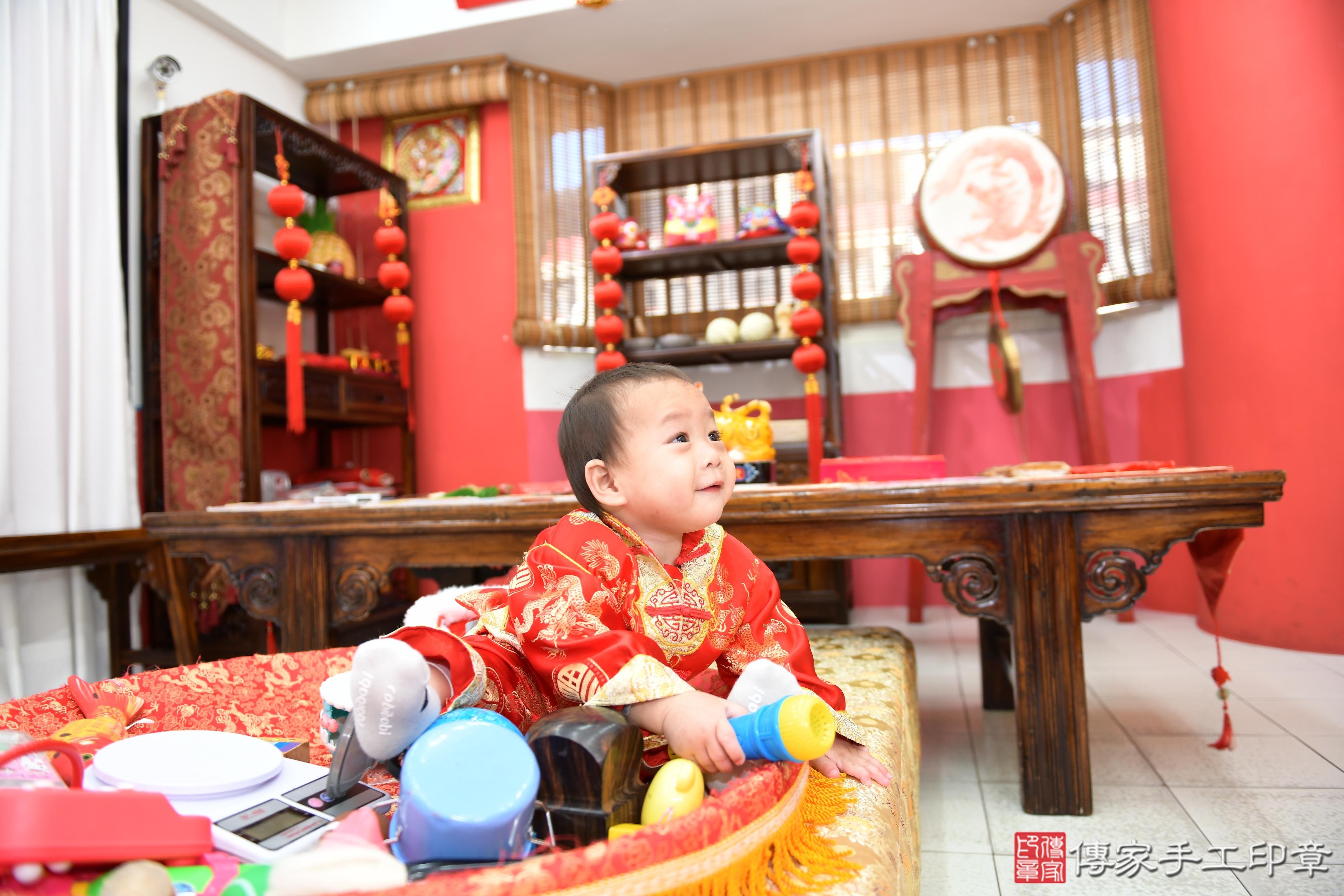 傳家手工印章高雄店、抓周、度脺、美式風會場、傳家嬰兒古禮、吉祥話、抓周道具物品24種、拍照。抓周證書。寶寶抓周、滿周歲、生日快樂、祝福