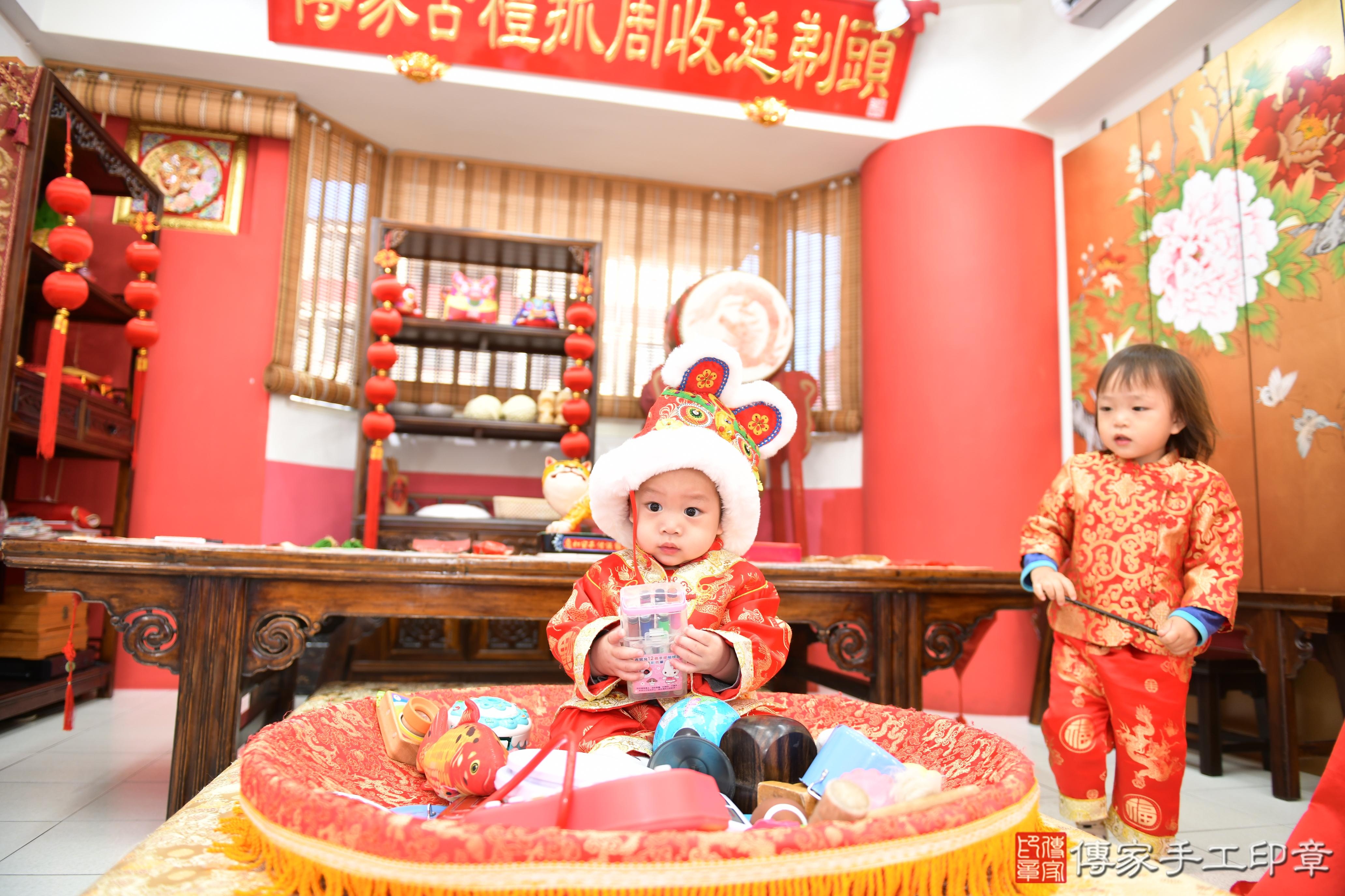 傳家手工印章高雄店、抓周、度脺、美式風會場、傳家嬰兒古禮、吉祥話、抓周道具物品24種、拍照。抓周證書。寶寶抓周、滿周歲、生日快樂、祝福