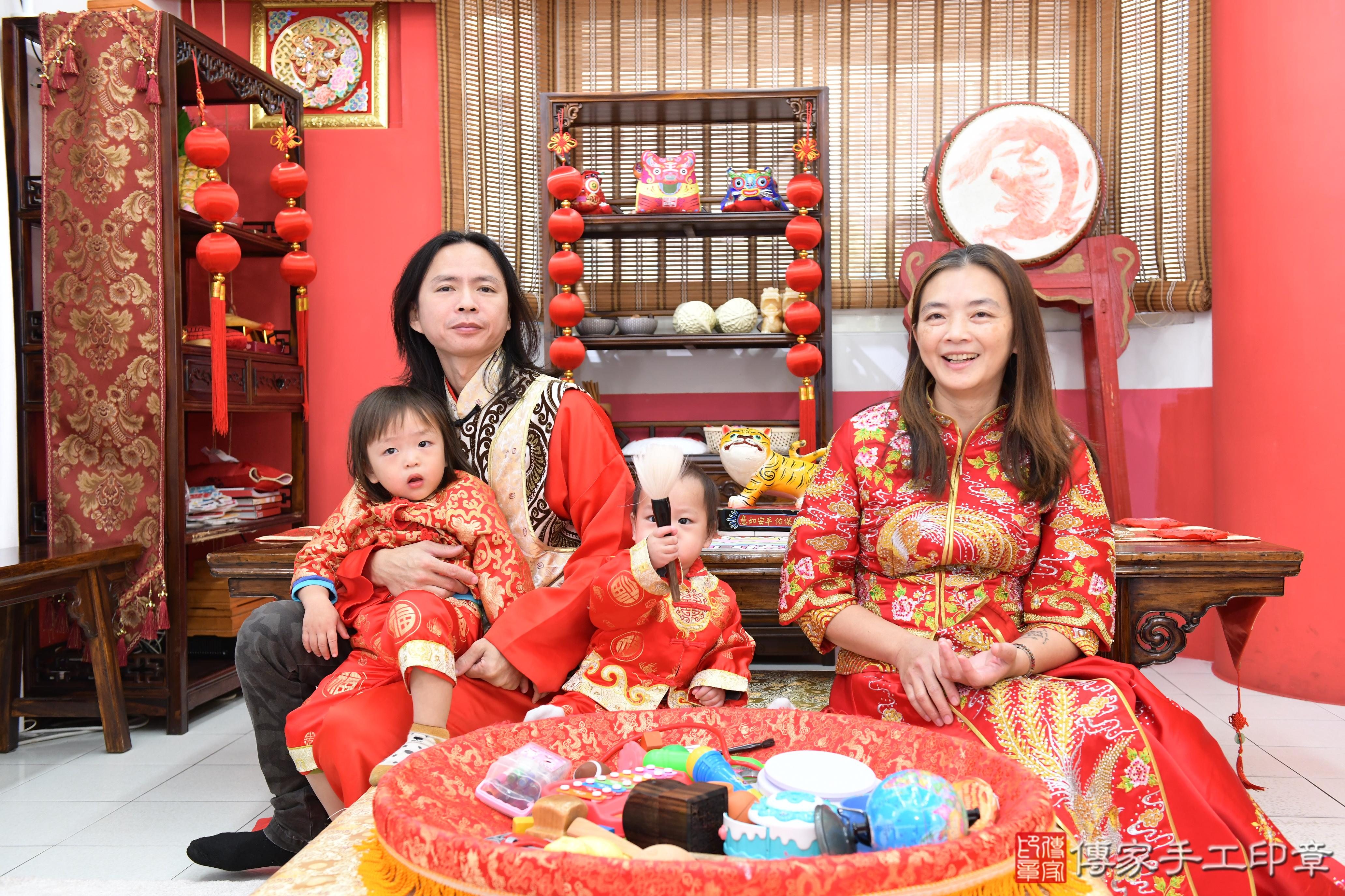 傳家手工印章高雄店、抓周、度脺、美式風會場、傳家嬰兒古禮、吉祥話、抓周道具物品24種、拍照。抓周證書。寶寶抓周、滿周歲、生日快樂、祝福