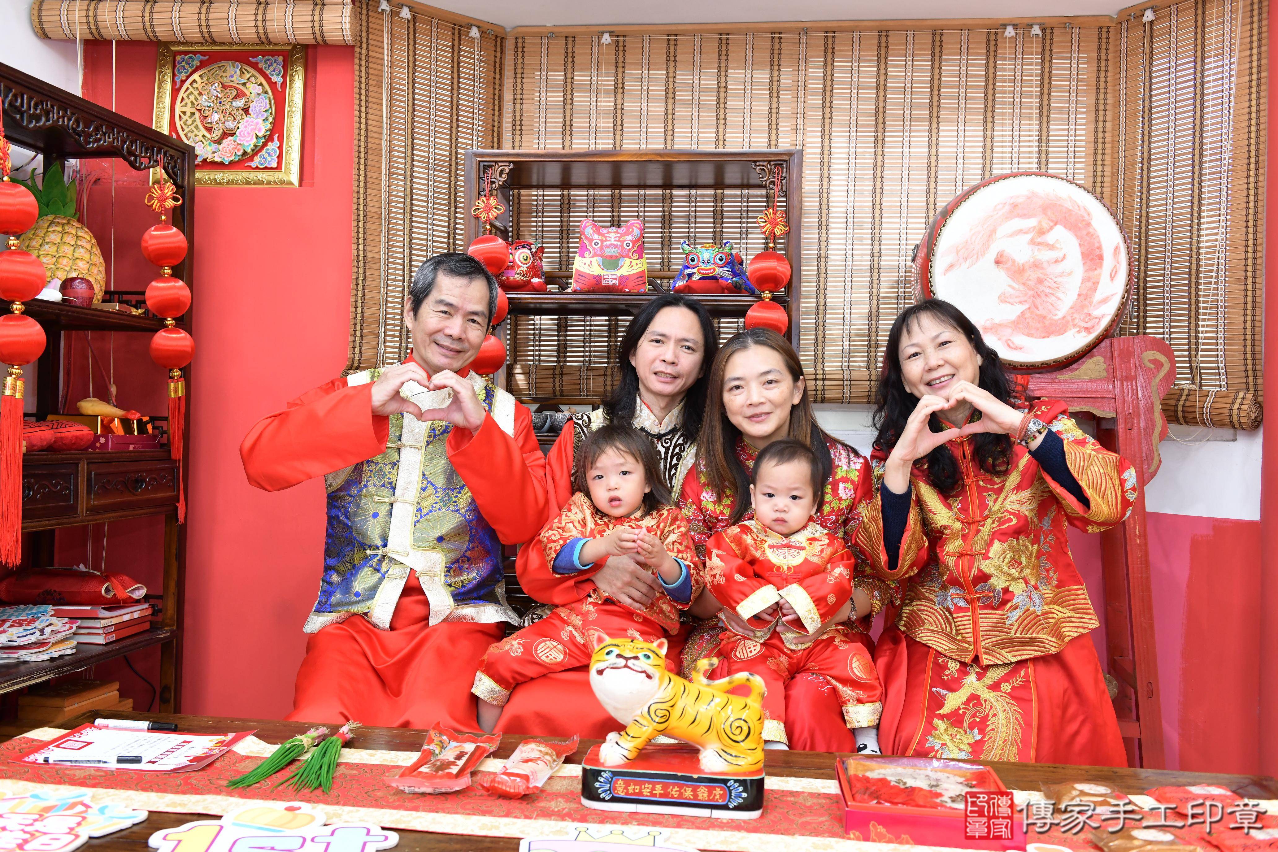 傳家手工印章高雄店、抓周、度脺、美式風會場、傳家嬰兒古禮、吉祥話、抓周道具物品24種、拍照。抓周證書。寶寶抓周、滿周歲、生日快樂、祝福