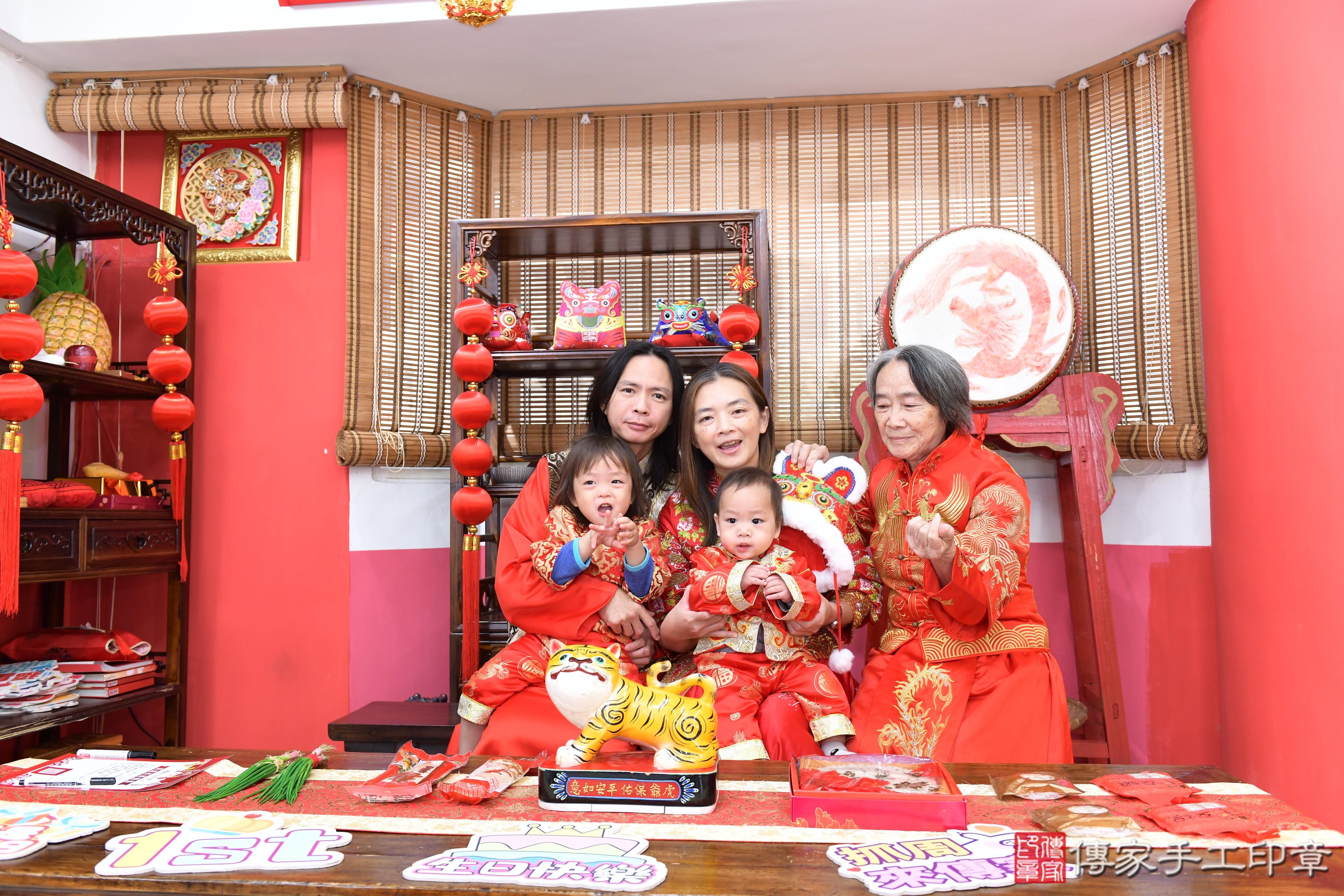 傳家手工印章高雄店、抓周、度脺、美式風會場、傳家嬰兒古禮、吉祥話、抓周道具物品24種、拍照。抓周證書。寶寶抓周、滿周歲、生日快樂、祝福