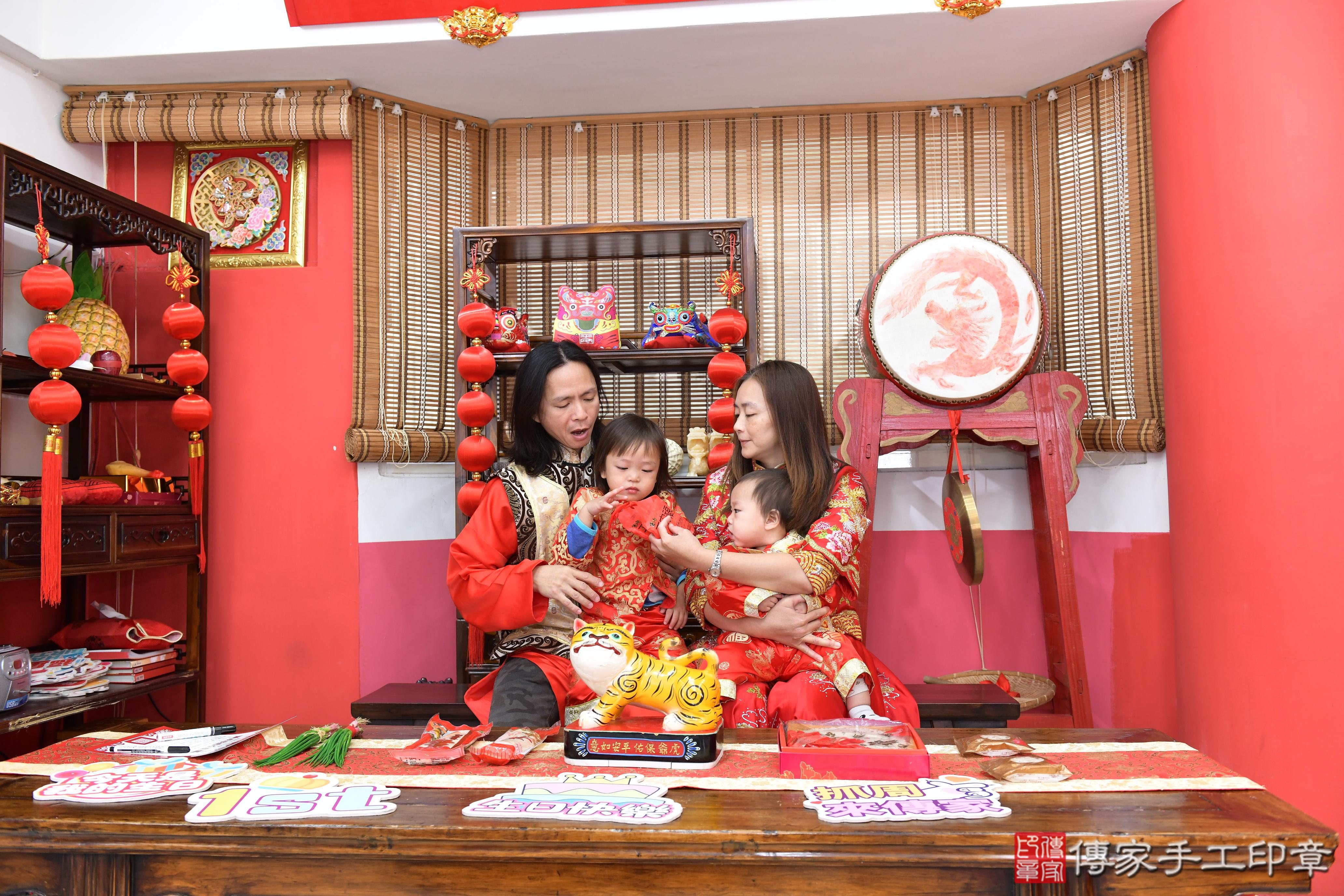 傳家手工印章高雄店、抓周、度脺、美式風會場、傳家嬰兒古禮、吉祥話、抓周道具物品24種、拍照。抓周證書。寶寶抓周、滿周歲、生日快樂、祝福
