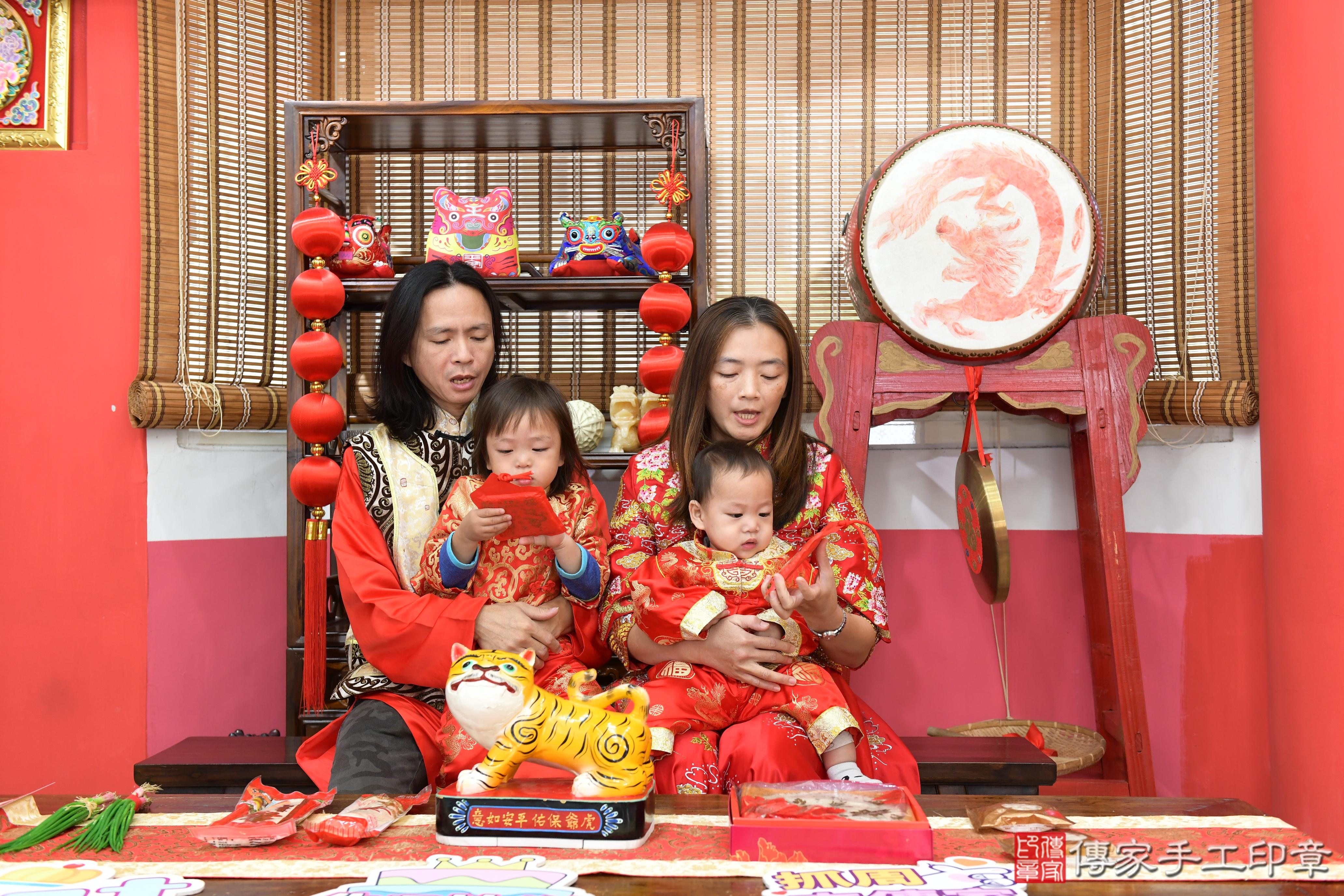 傳家手工印章高雄店、抓周、度脺、美式風會場、傳家嬰兒古禮、吉祥話、抓周道具物品24種、拍照。抓周證書。寶寶抓周、滿周歲、生日快樂、祝福