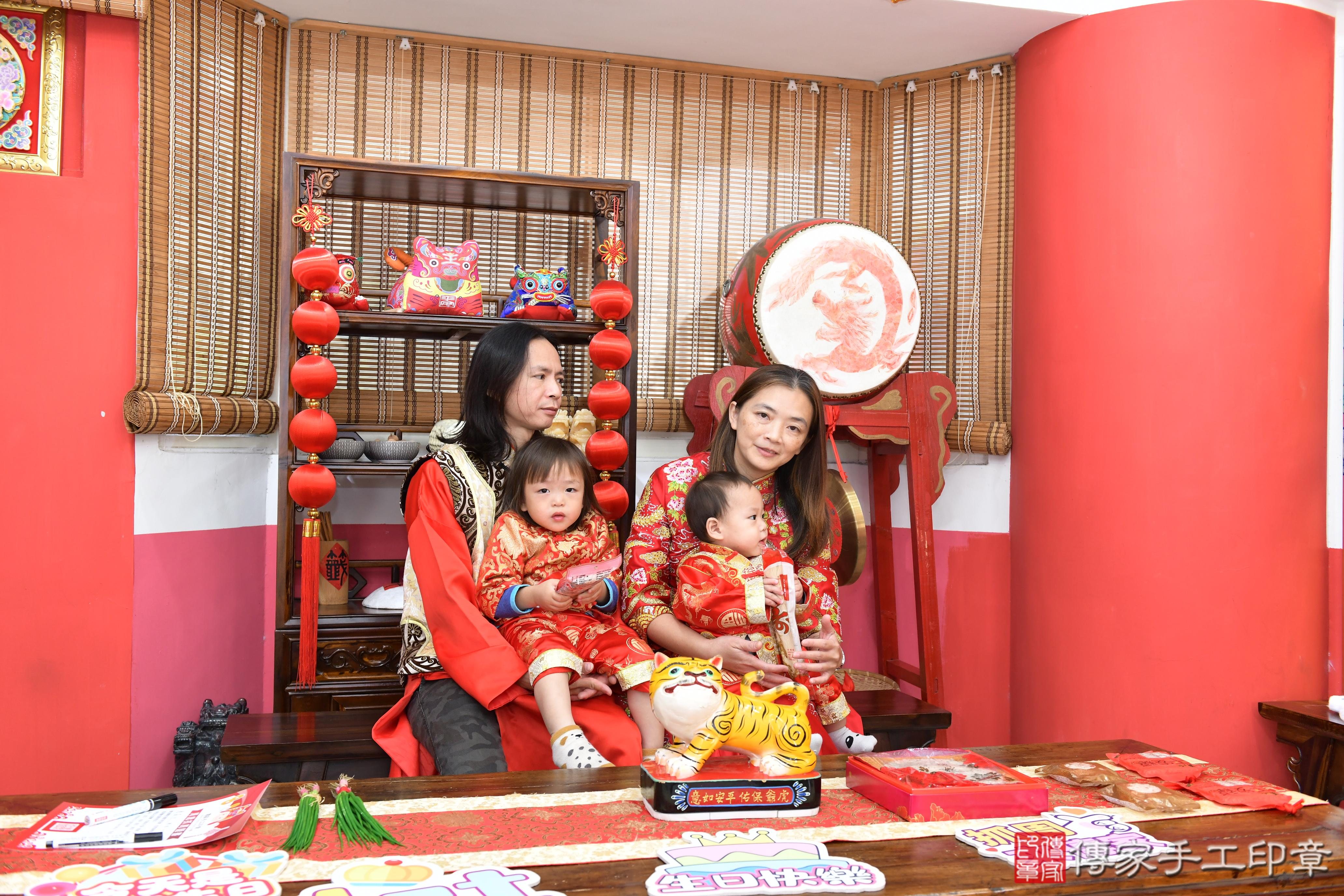 傳家手工印章高雄店、抓周、度脺、美式風會場、傳家嬰兒古禮、吉祥話、抓周道具物品24種、拍照。抓周證書。寶寶抓周、滿周歲、生日快樂、祝福