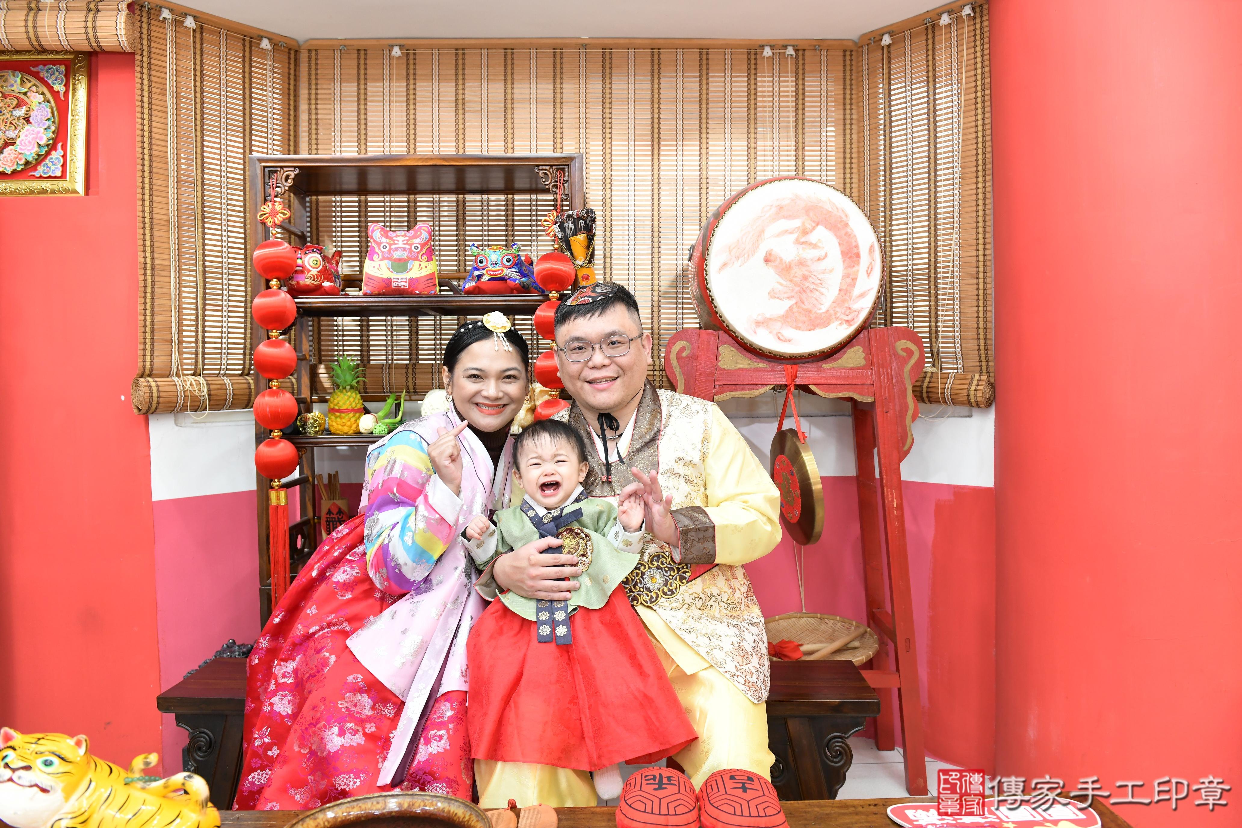 傳家手工印章高雄店、抓周、度脺、美式風會場、傳家嬰兒古禮、吉祥話、抓周道具物品24種、拍照。抓周證書。寶寶抓周、滿周歲、生日快樂、祝福