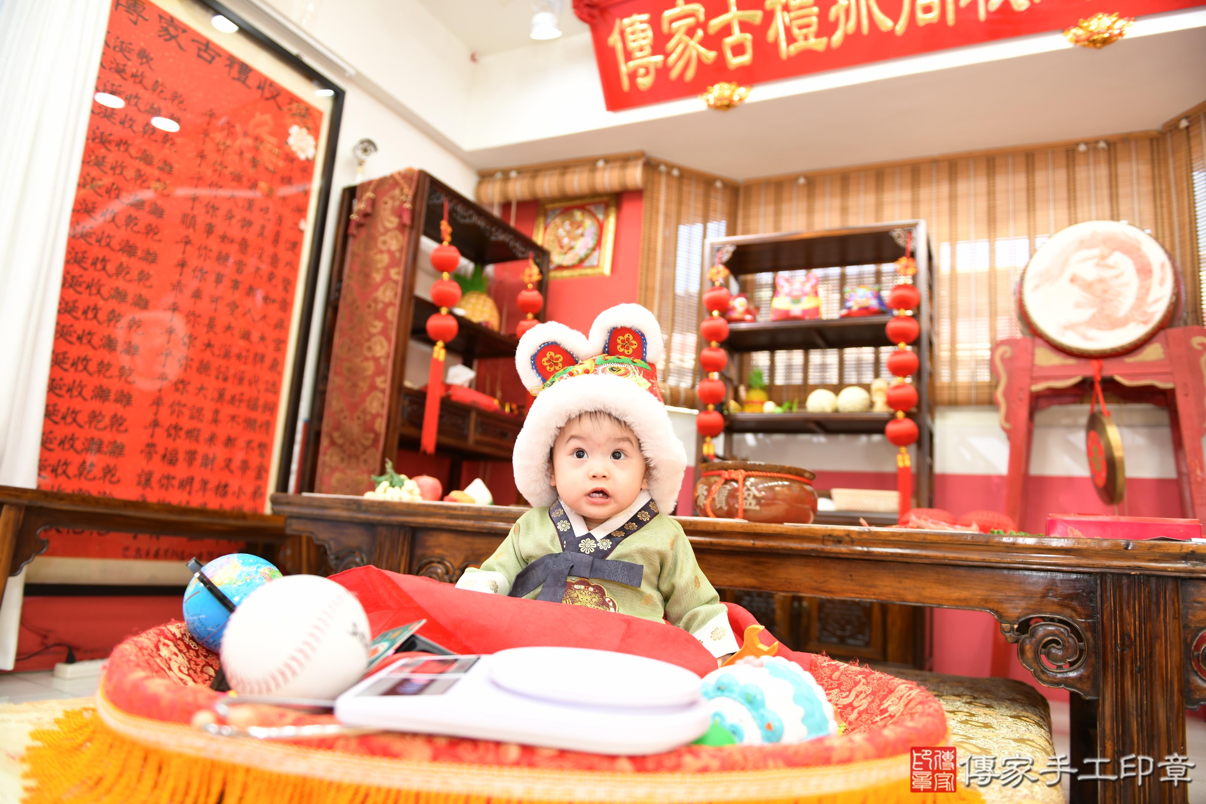 傳家手工印章高雄店、抓周、度脺、美式風會場、傳家嬰兒古禮、吉祥話、抓周道具物品24種、拍照。抓周證書。寶寶抓周、滿周歲、生日快樂、祝福