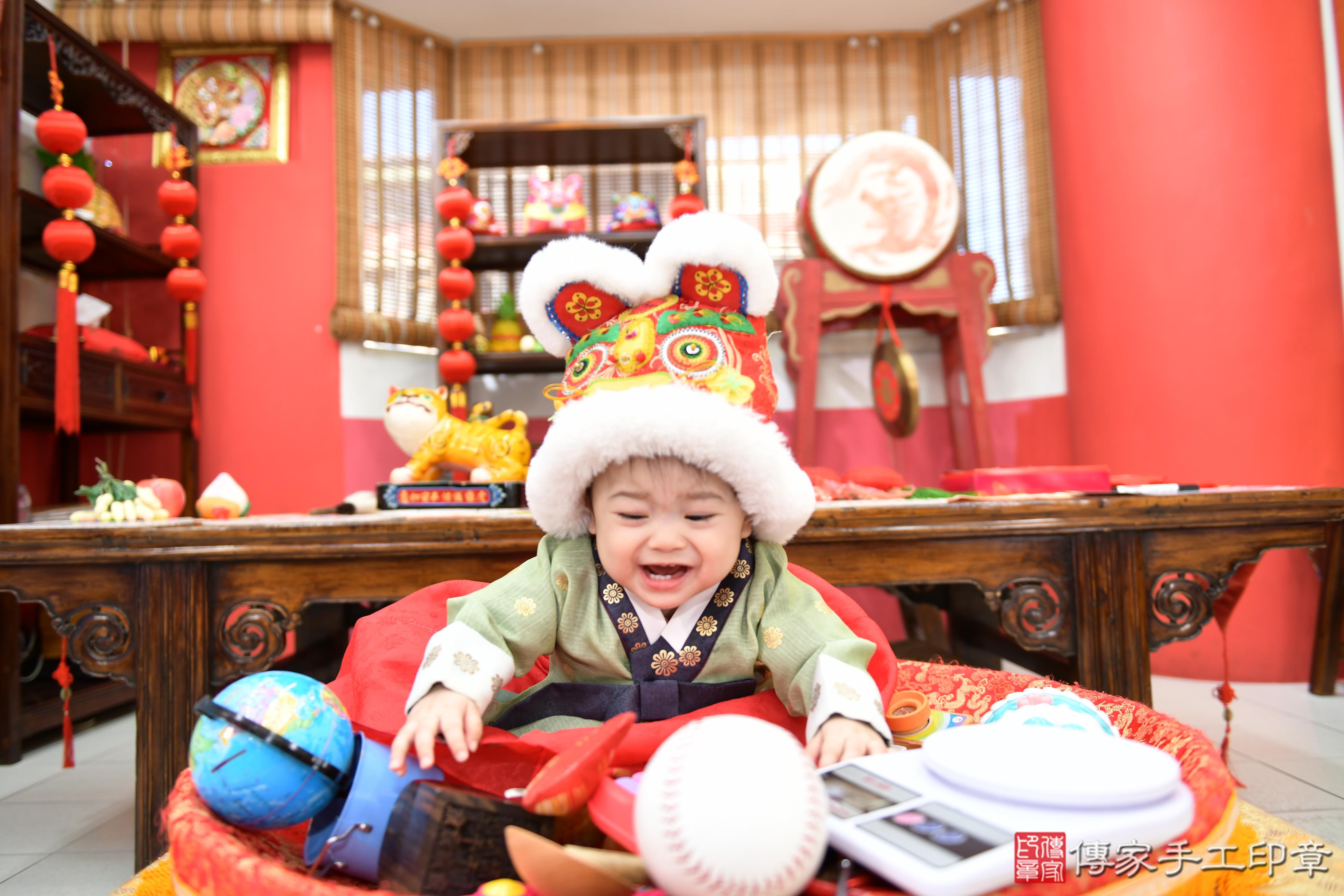 傳家手工印章高雄店、抓周、度脺、美式風會場、傳家嬰兒古禮、吉祥話、抓周道具物品24種、拍照。抓周證書。寶寶抓周、滿周歲、生日快樂、祝福