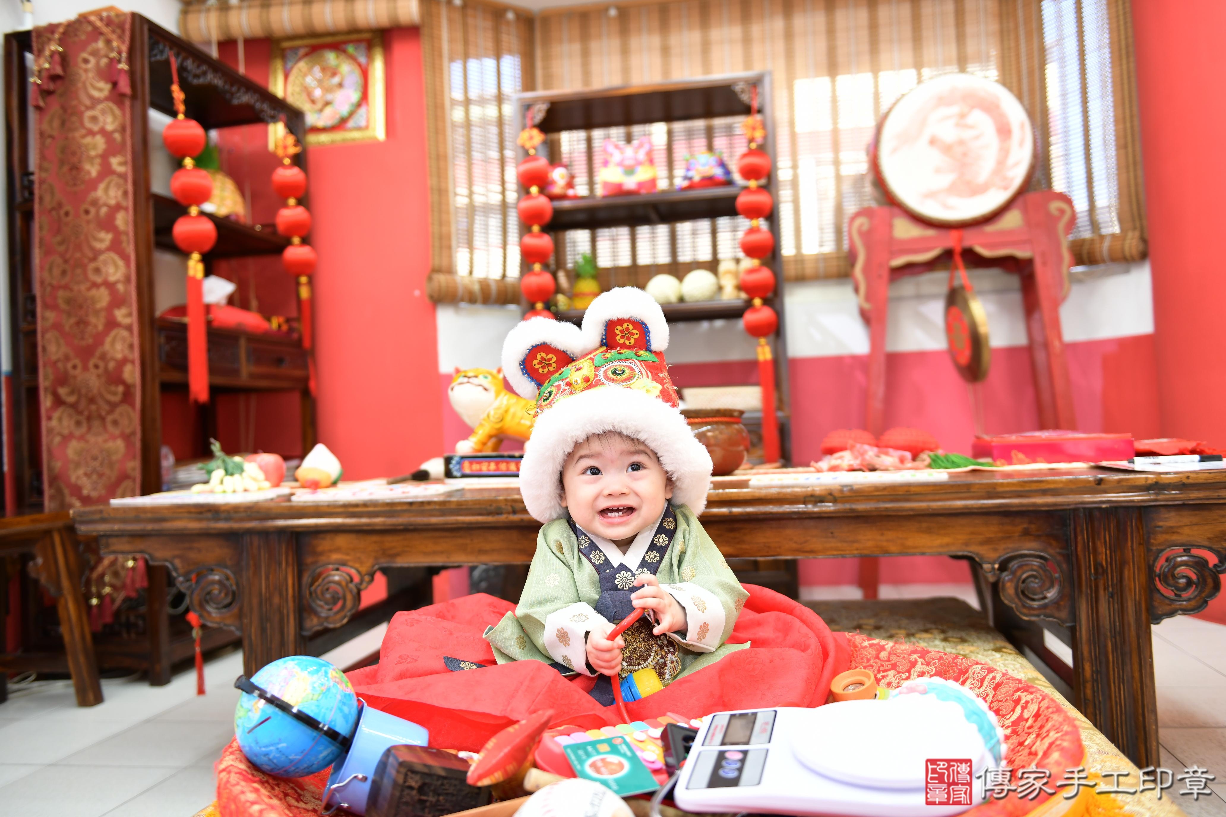 傳家手工印章高雄店、抓周、度脺、美式風會場、傳家嬰兒古禮、吉祥話、抓周道具物品24種、拍照。抓周證書。寶寶抓周、滿周歲、生日快樂、祝福