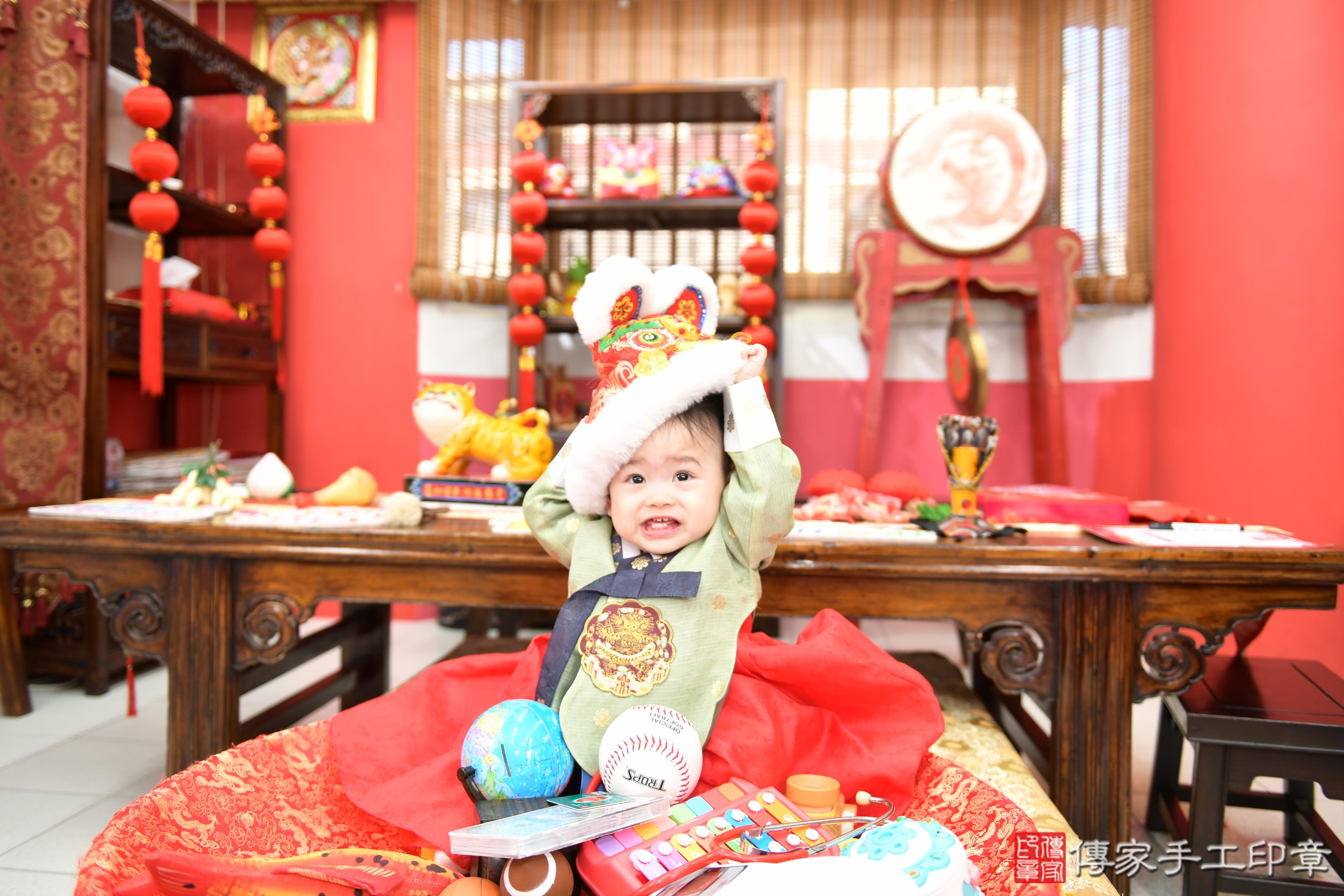 傳家手工印章高雄店、抓周、度脺、美式風會場、傳家嬰兒古禮、吉祥話、抓周道具物品24種、拍照。抓周證書。寶寶抓周、滿周歲、生日快樂、祝福