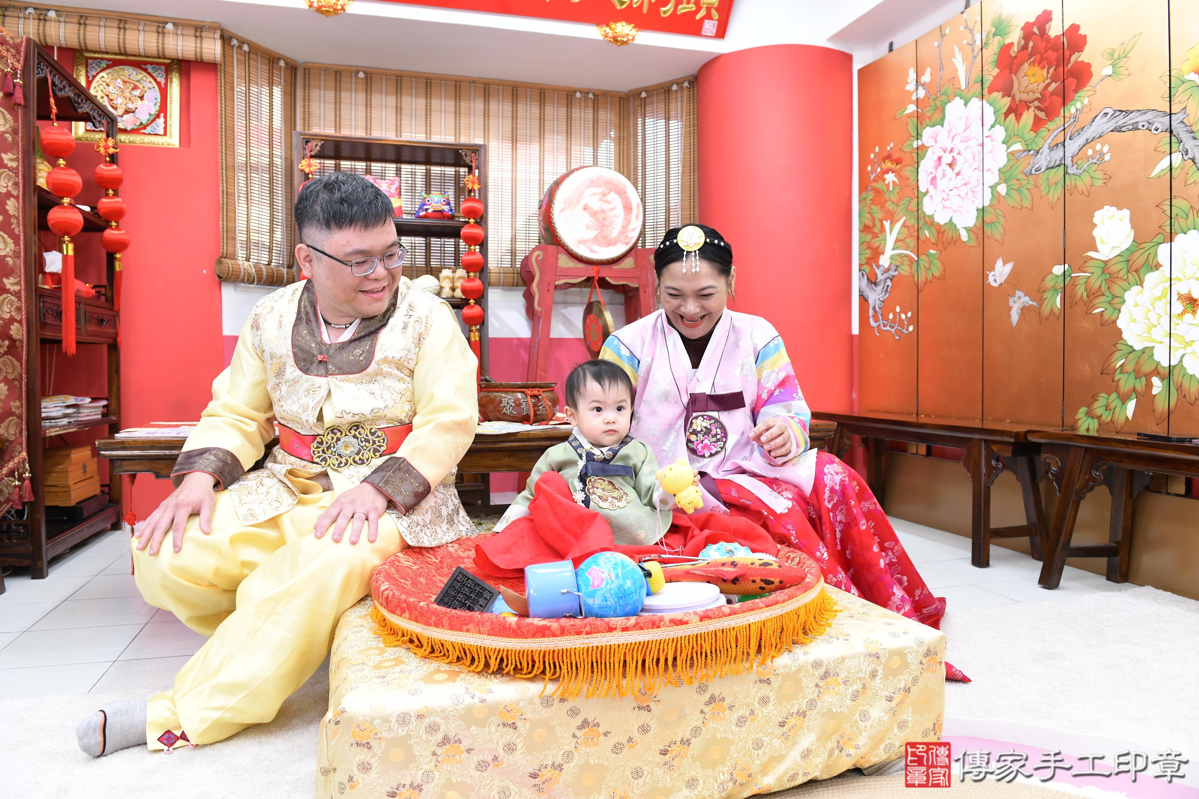 傳家手工印章高雄店、抓周、度脺、美式風會場、傳家嬰兒古禮、吉祥話、抓周道具物品24種、拍照。抓周證書。寶寶抓周、滿周歲、生日快樂、祝福