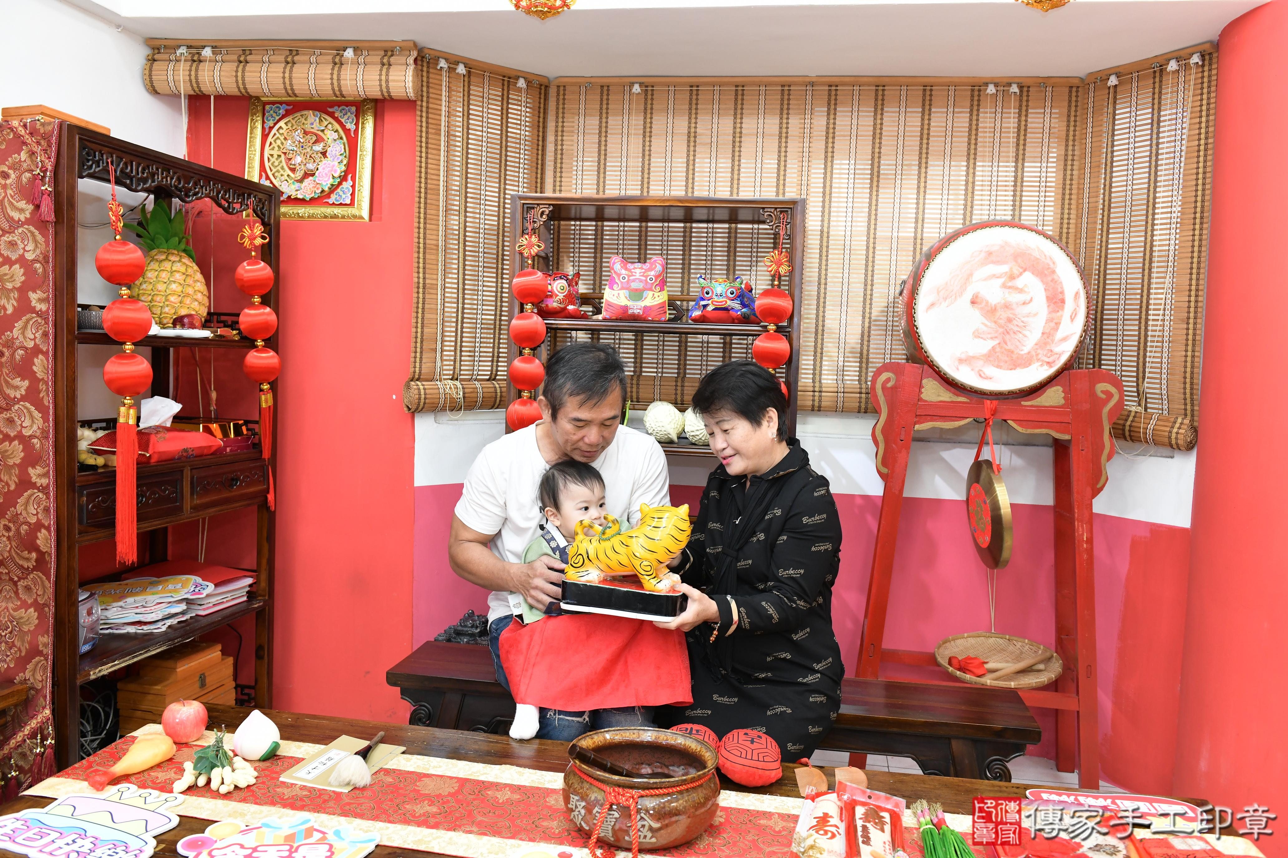 傳家手工印章高雄店、抓周、度脺、美式風會場、傳家嬰兒古禮、吉祥話、抓周道具物品24種、拍照。抓周證書。寶寶抓周、滿周歲、生日快樂、祝福