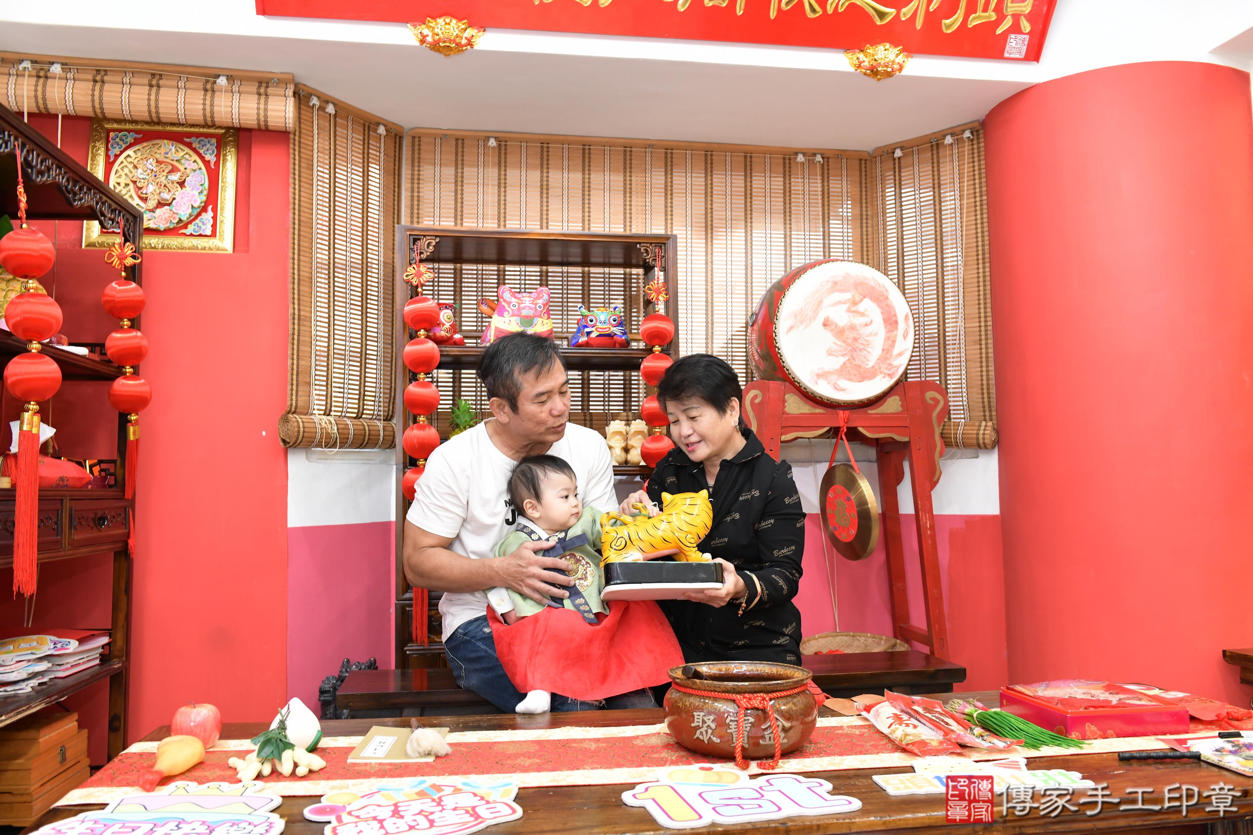 傳家手工印章高雄店、抓周、度脺、美式風會場、傳家嬰兒古禮、吉祥話、抓周道具物品24種、拍照。抓周證書。寶寶抓周、滿周歲、生日快樂、祝福