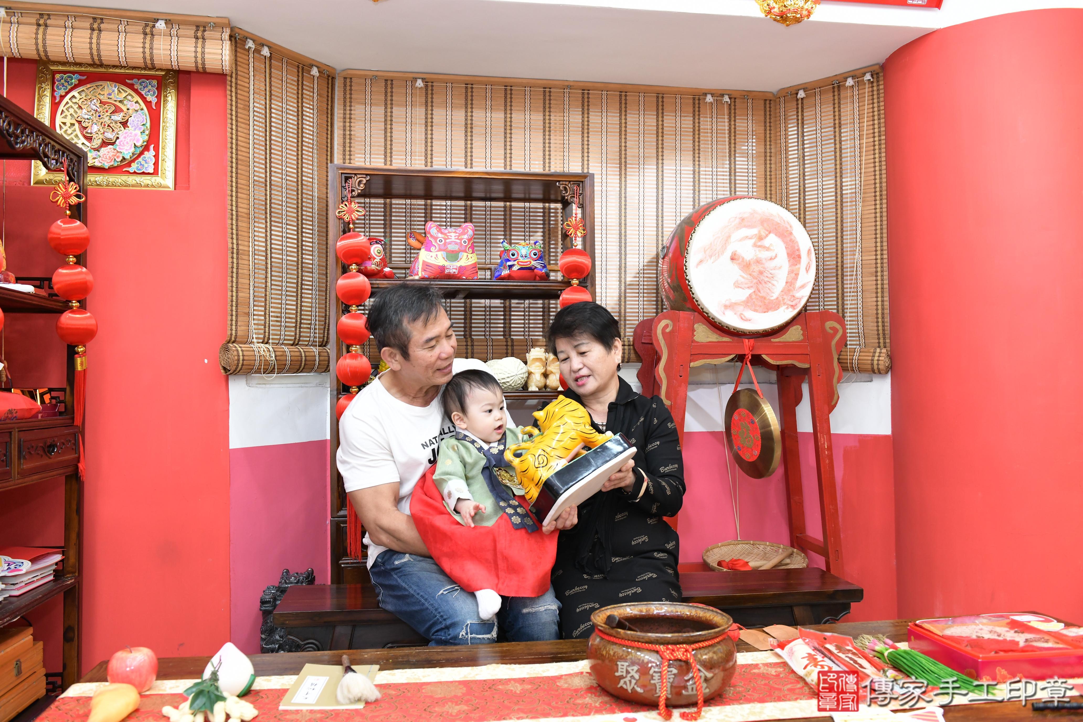 傳家手工印章高雄店、抓周、度脺、美式風會場、傳家嬰兒古禮、吉祥話、抓周道具物品24種、拍照。抓周證書。寶寶抓周、滿周歲、生日快樂、祝福
