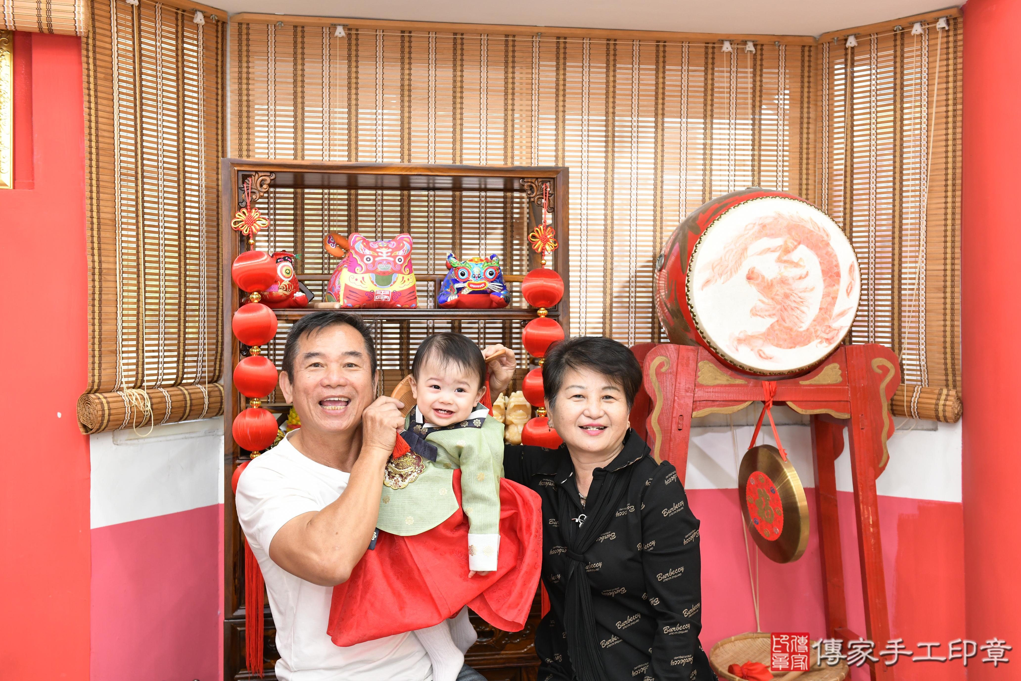 傳家手工印章高雄店、抓周、度脺、美式風會場、傳家嬰兒古禮、吉祥話、抓周道具物品24種、拍照。抓周證書。寶寶抓周、滿周歲、生日快樂、祝福