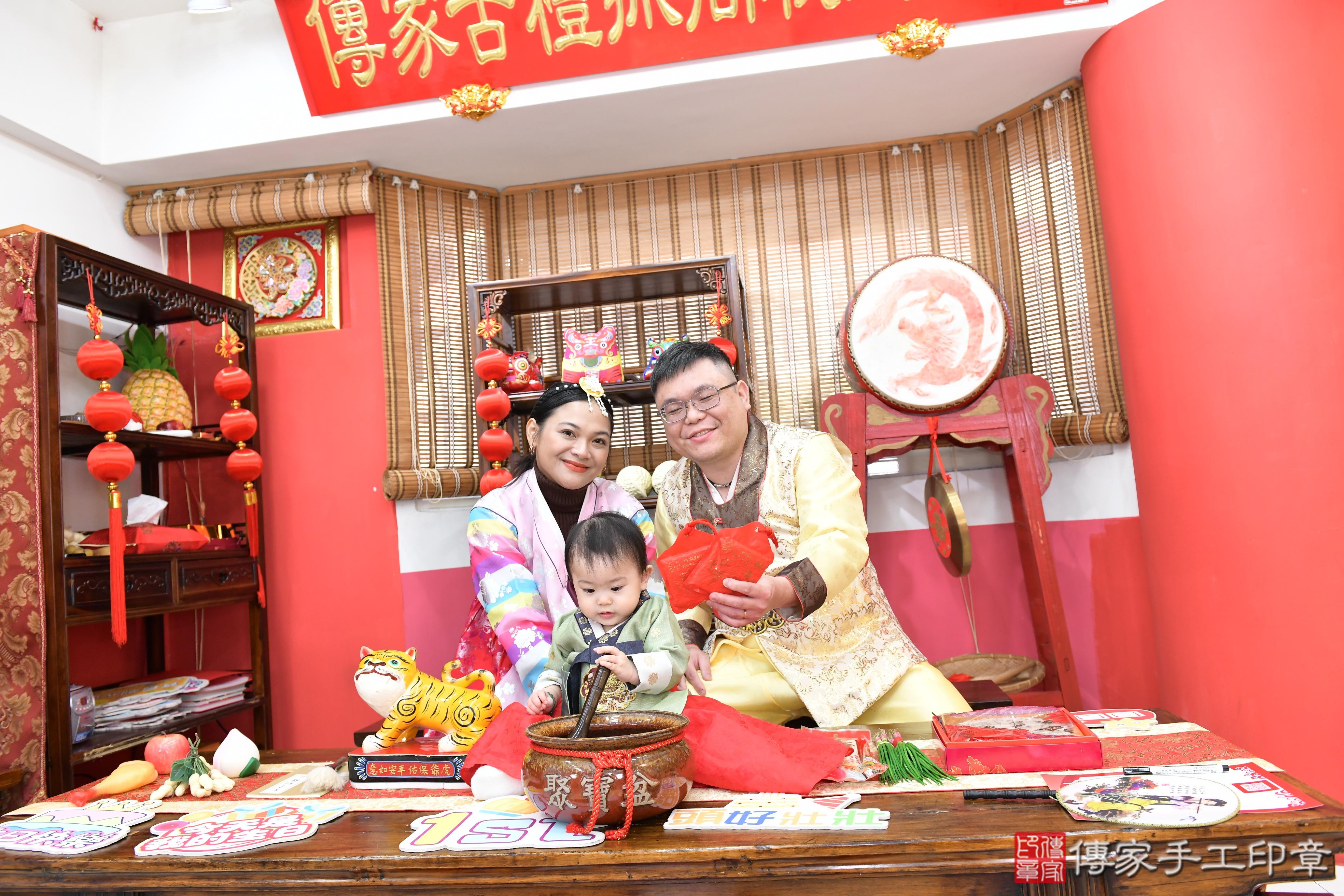 傳家手工印章高雄店、抓周、度脺、美式風會場、傳家嬰兒古禮、吉祥話、抓周道具物品24種、拍照。抓周證書。寶寶抓周、滿周歲、生日快樂、祝福