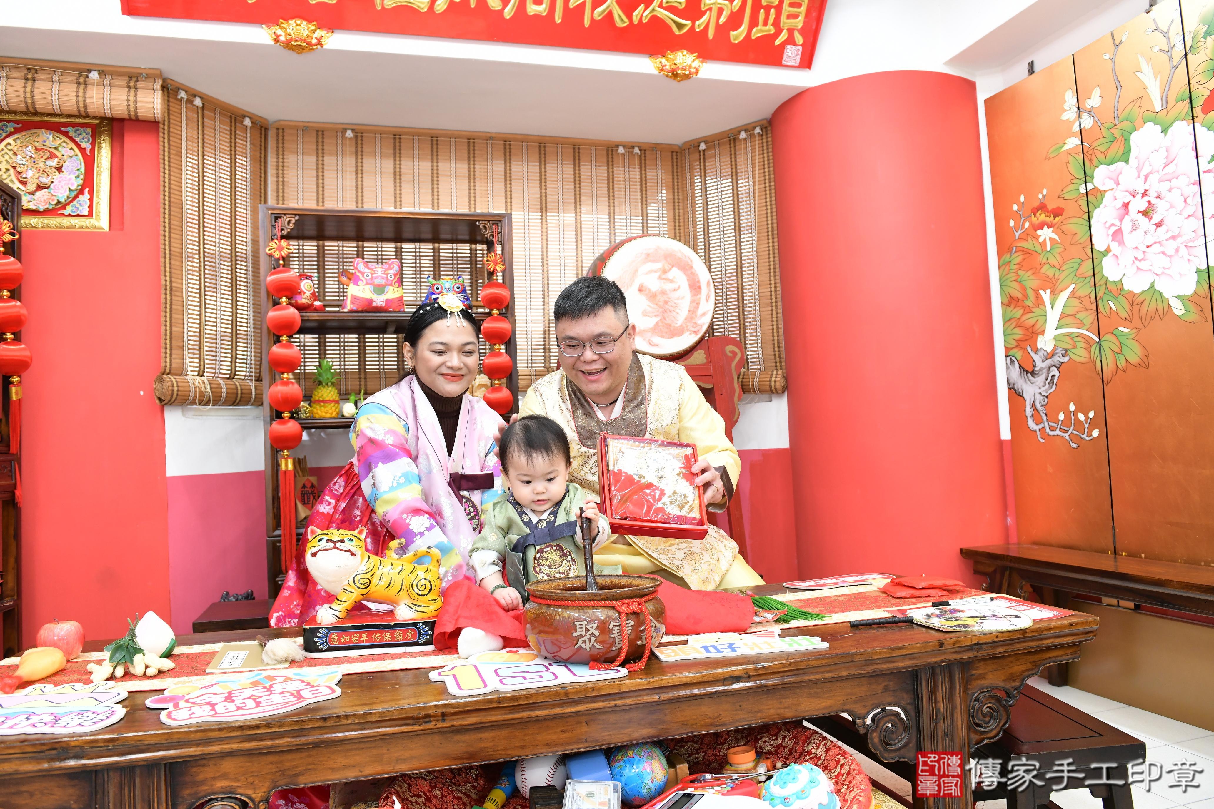 傳家手工印章高雄店、抓周、度脺、美式風會場、傳家嬰兒古禮、吉祥話、抓周道具物品24種、拍照。抓周證書。寶寶抓周、滿周歲、生日快樂、祝福