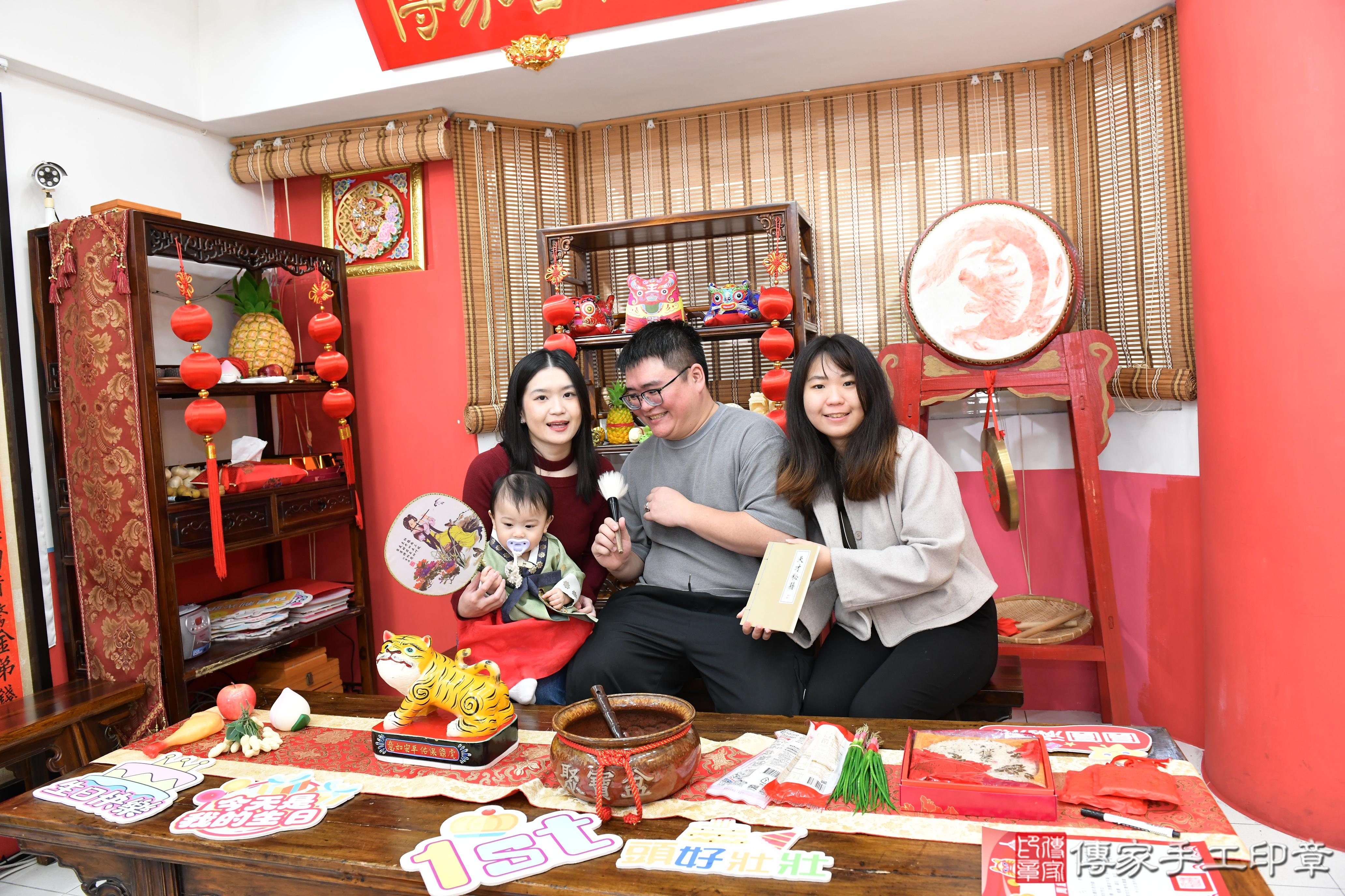 傳家手工印章高雄店、抓周、度脺、美式風會場、傳家嬰兒古禮、吉祥話、抓周道具物品24種、拍照。抓周證書。寶寶抓周、滿周歲、生日快樂、祝福