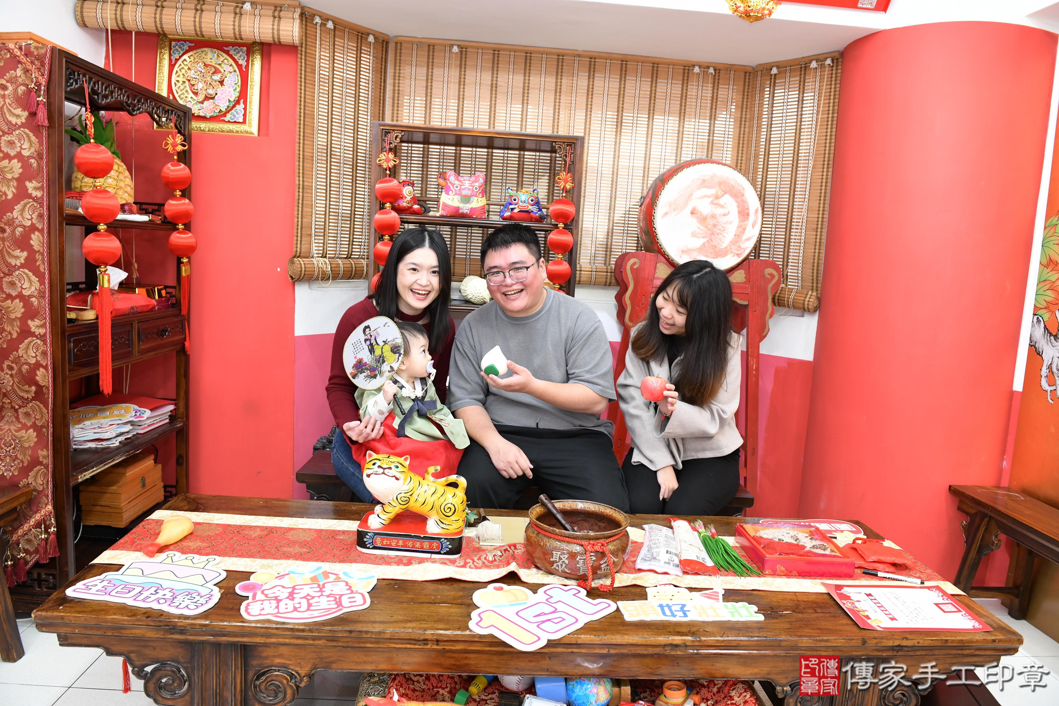 傳家手工印章高雄店、抓周、度脺、美式風會場、傳家嬰兒古禮、吉祥話、抓周道具物品24種、拍照。抓周證書。寶寶抓周、滿周歲、生日快樂、祝福