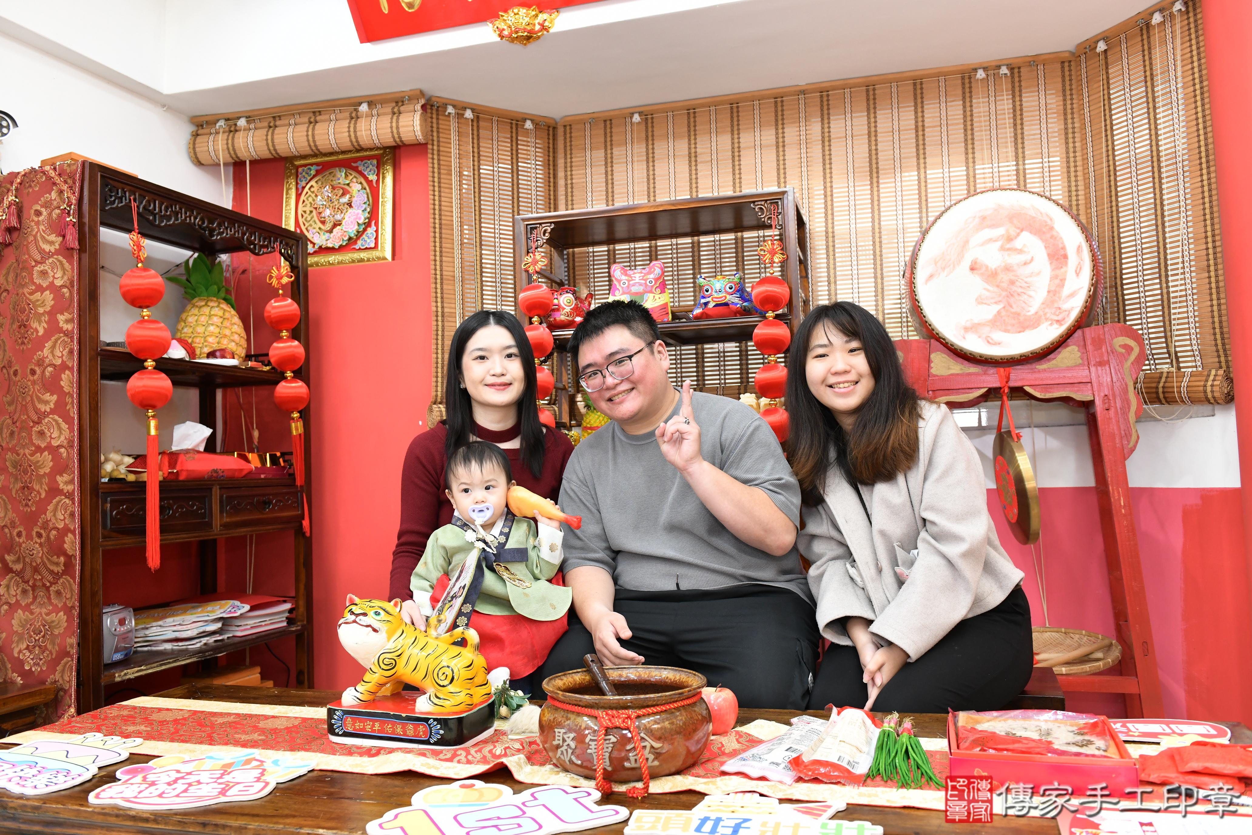 傳家手工印章高雄店、抓周、度脺、美式風會場、傳家嬰兒古禮、吉祥話、抓周道具物品24種、拍照。抓周證書。寶寶抓周、滿周歲、生日快樂、祝福