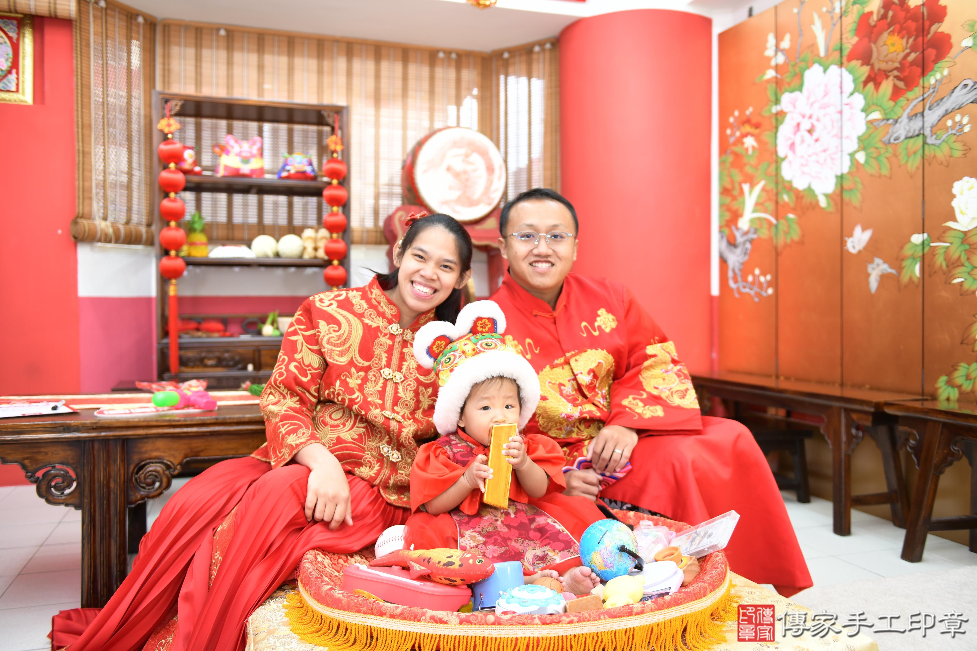 傳家手工印章高雄店、抓周、度脺、美式風會場、傳家嬰兒古禮、吉祥話、抓周道具物品24種、拍照。抓周證書。寶寶抓周、滿周歲、生日快樂、祝福