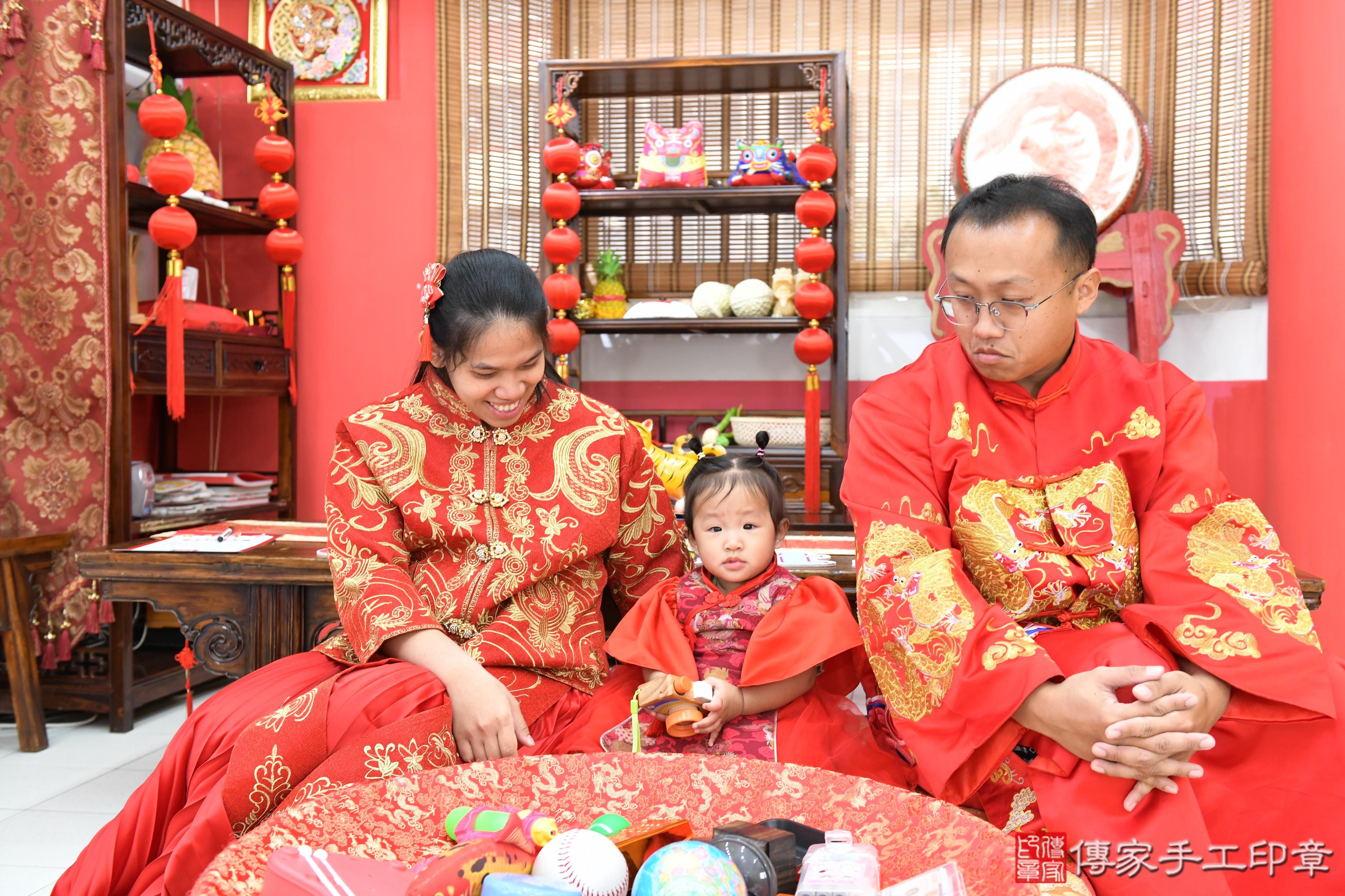 傳家手工印章高雄店、抓周、度脺、美式風會場、傳家嬰兒古禮、吉祥話、抓周道具物品24種、拍照。抓周證書。寶寶抓周、滿周歲、生日快樂、祝福