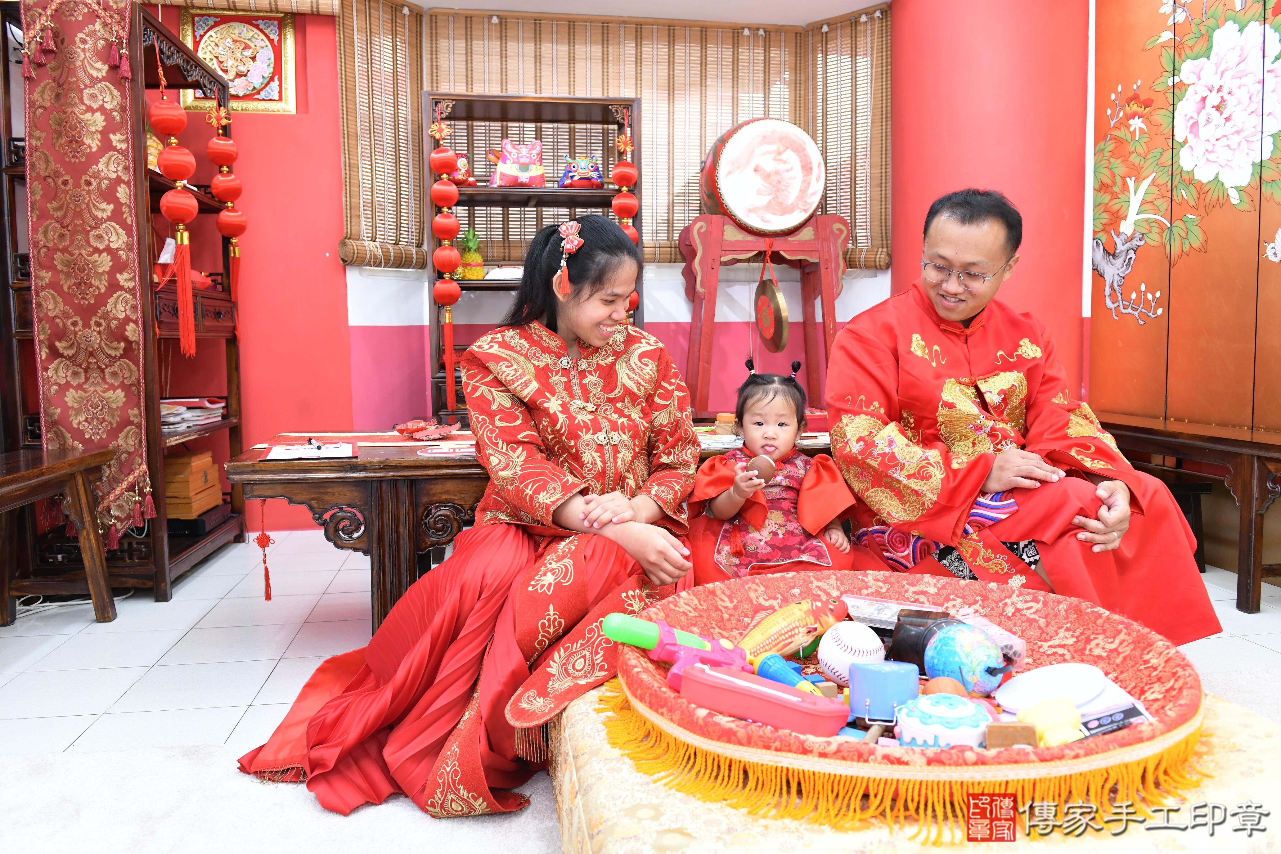 傳家手工印章高雄店、抓周、度脺、美式風會場、傳家嬰兒古禮、吉祥話、抓周道具物品24種、拍照。抓周證書。寶寶抓周、滿周歲、生日快樂、祝福