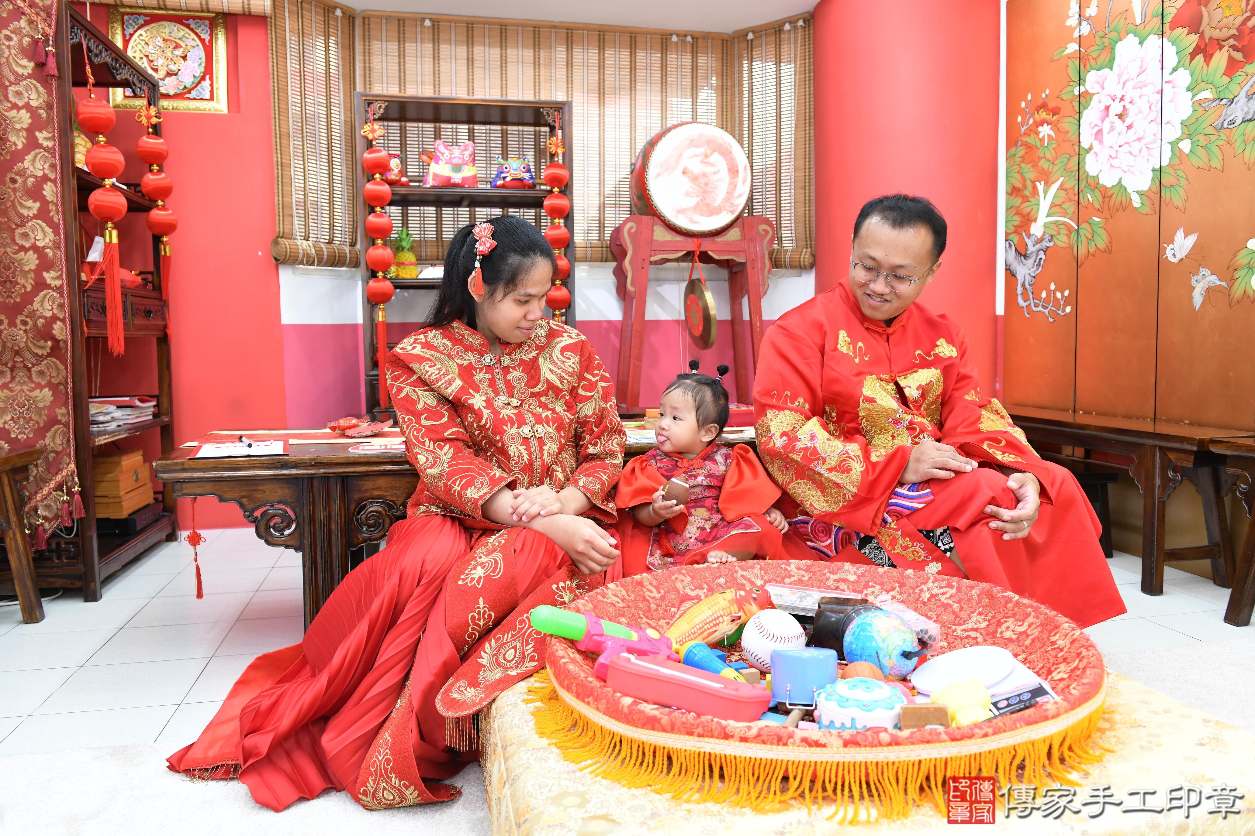 傳家手工印章高雄店、抓周、度脺、美式風會場、傳家嬰兒古禮、吉祥話、抓周道具物品24種、拍照。抓周證書。寶寶抓周、滿周歲、生日快樂、祝福