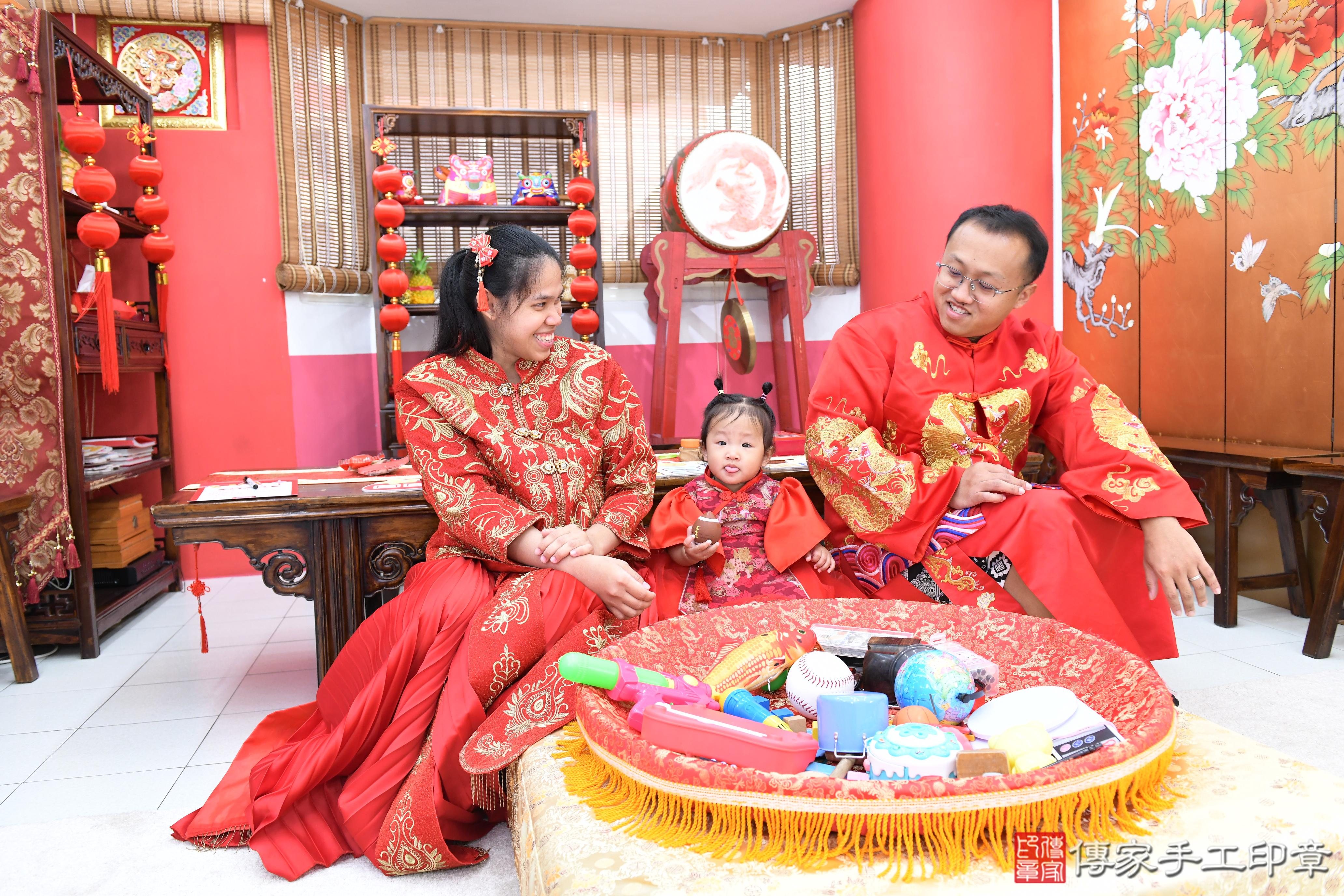 傳家手工印章高雄店、抓周、度脺、美式風會場、傳家嬰兒古禮、吉祥話、抓周道具物品24種、拍照。抓周證書。寶寶抓周、滿周歲、生日快樂、祝福