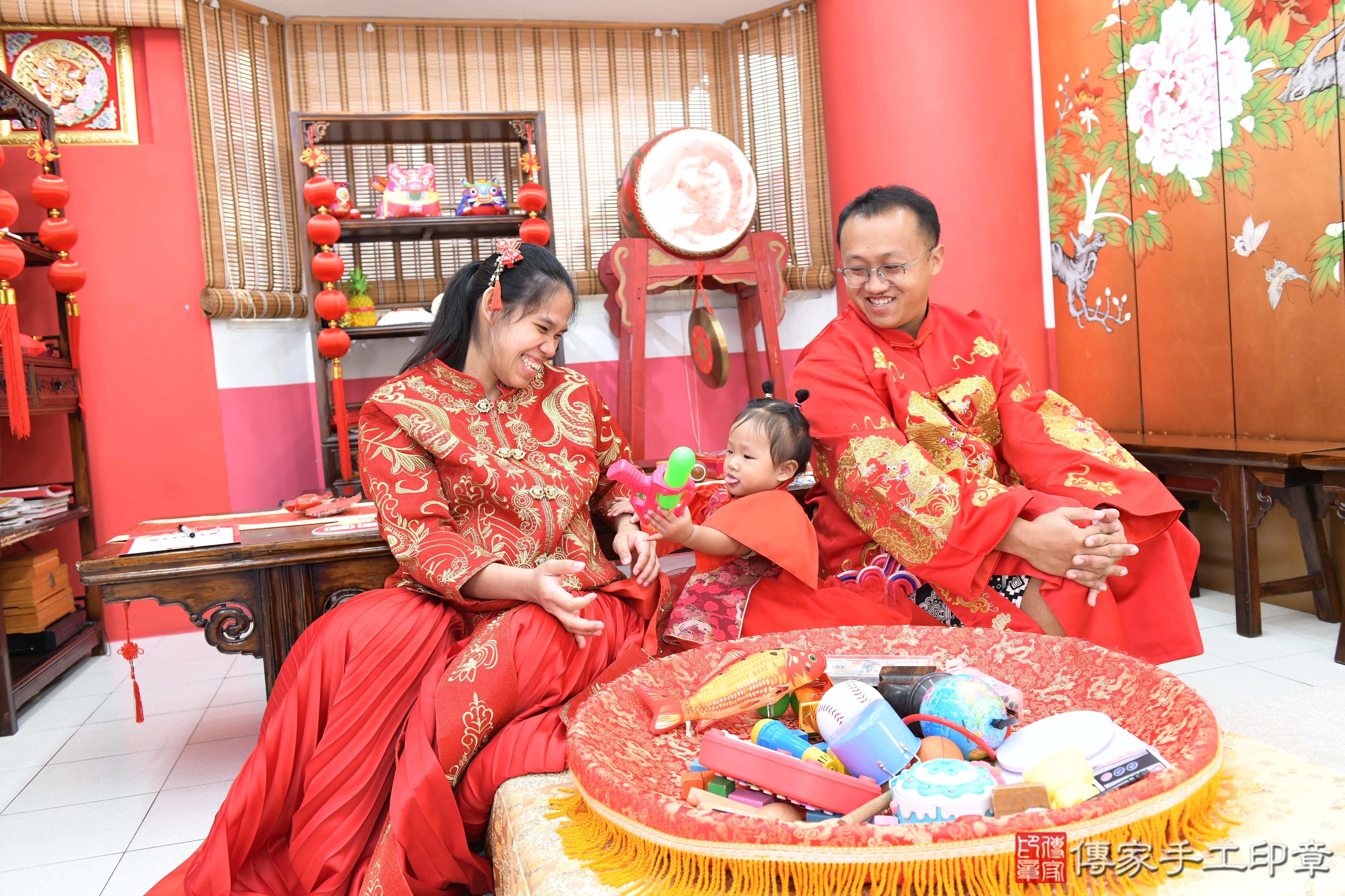 傳家手工印章高雄店、抓周、度脺、美式風會場、傳家嬰兒古禮、吉祥話、抓周道具物品24種、拍照。抓周證書。寶寶抓周、滿周歲、生日快樂、祝福
