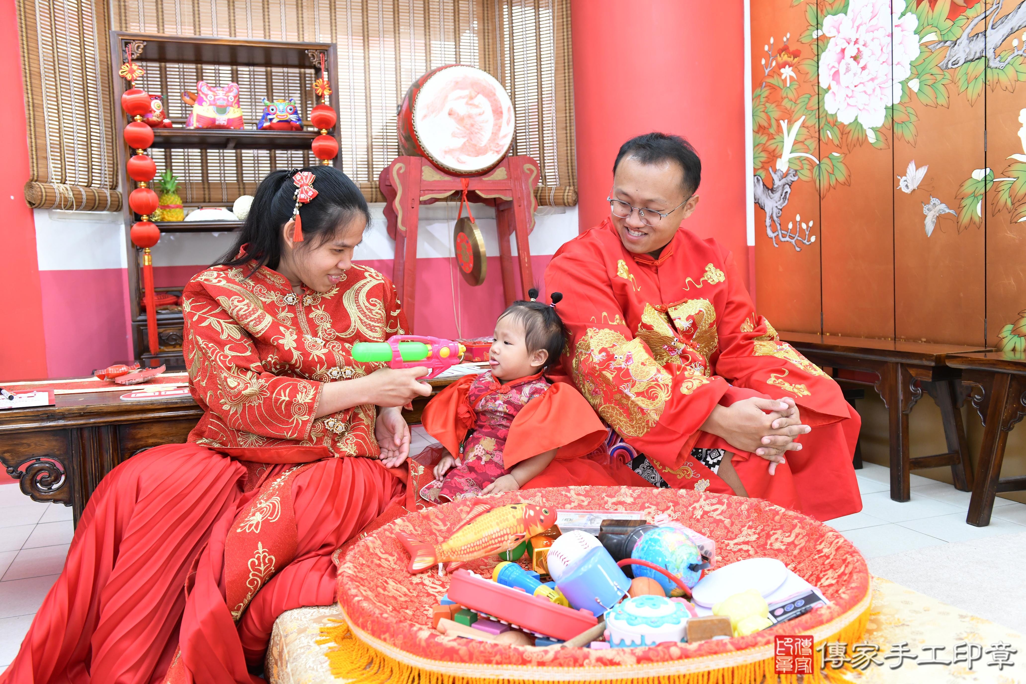 傳家手工印章高雄店、抓周、度脺、美式風會場、傳家嬰兒古禮、吉祥話、抓周道具物品24種、拍照。抓周證書。寶寶抓周、滿周歲、生日快樂、祝福