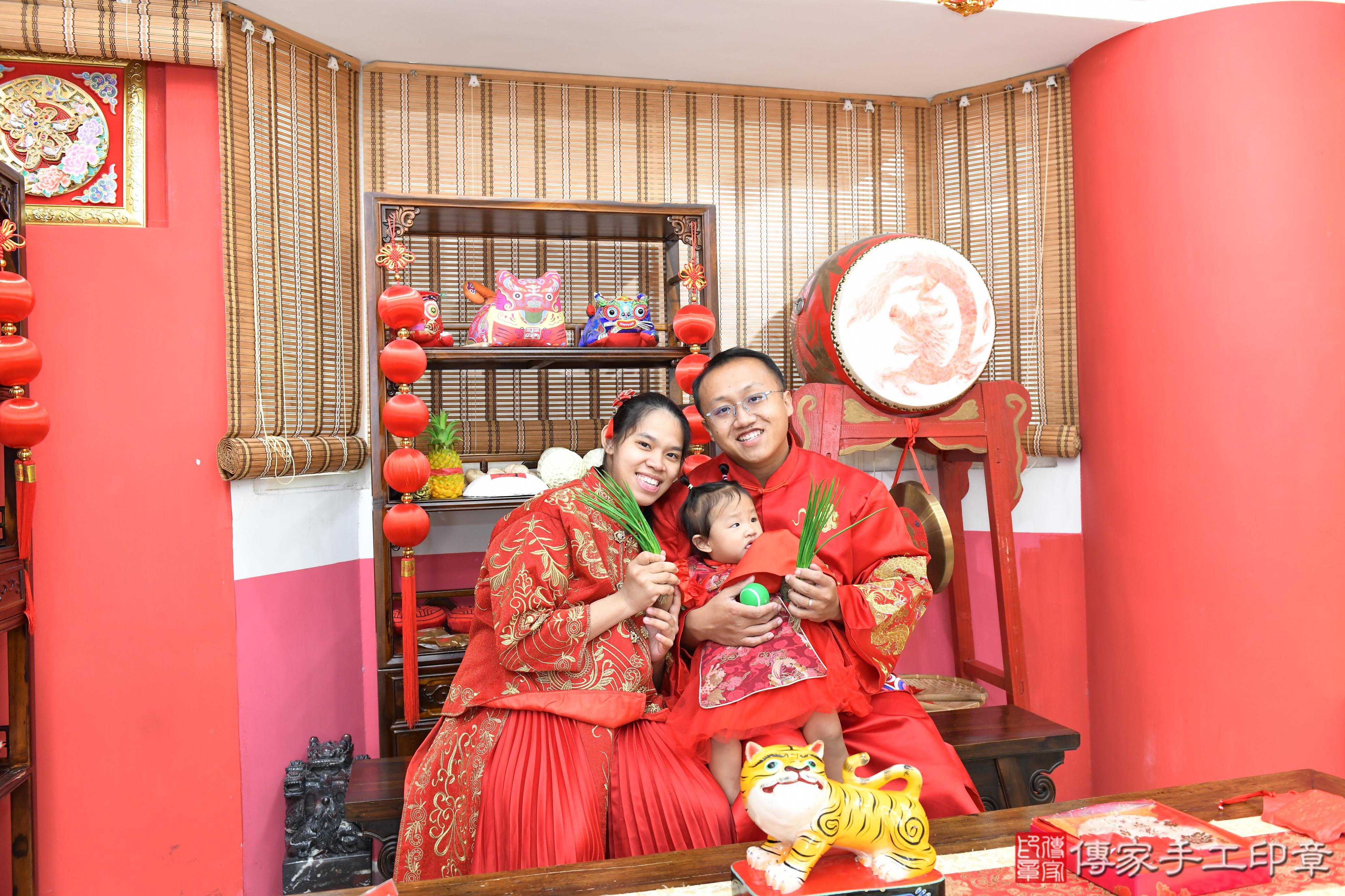 傳家手工印章高雄店、抓周、度脺、美式風會場、傳家嬰兒古禮、吉祥話、抓周道具物品24種、拍照。抓周證書。寶寶抓周、滿周歲、生日快樂、祝福