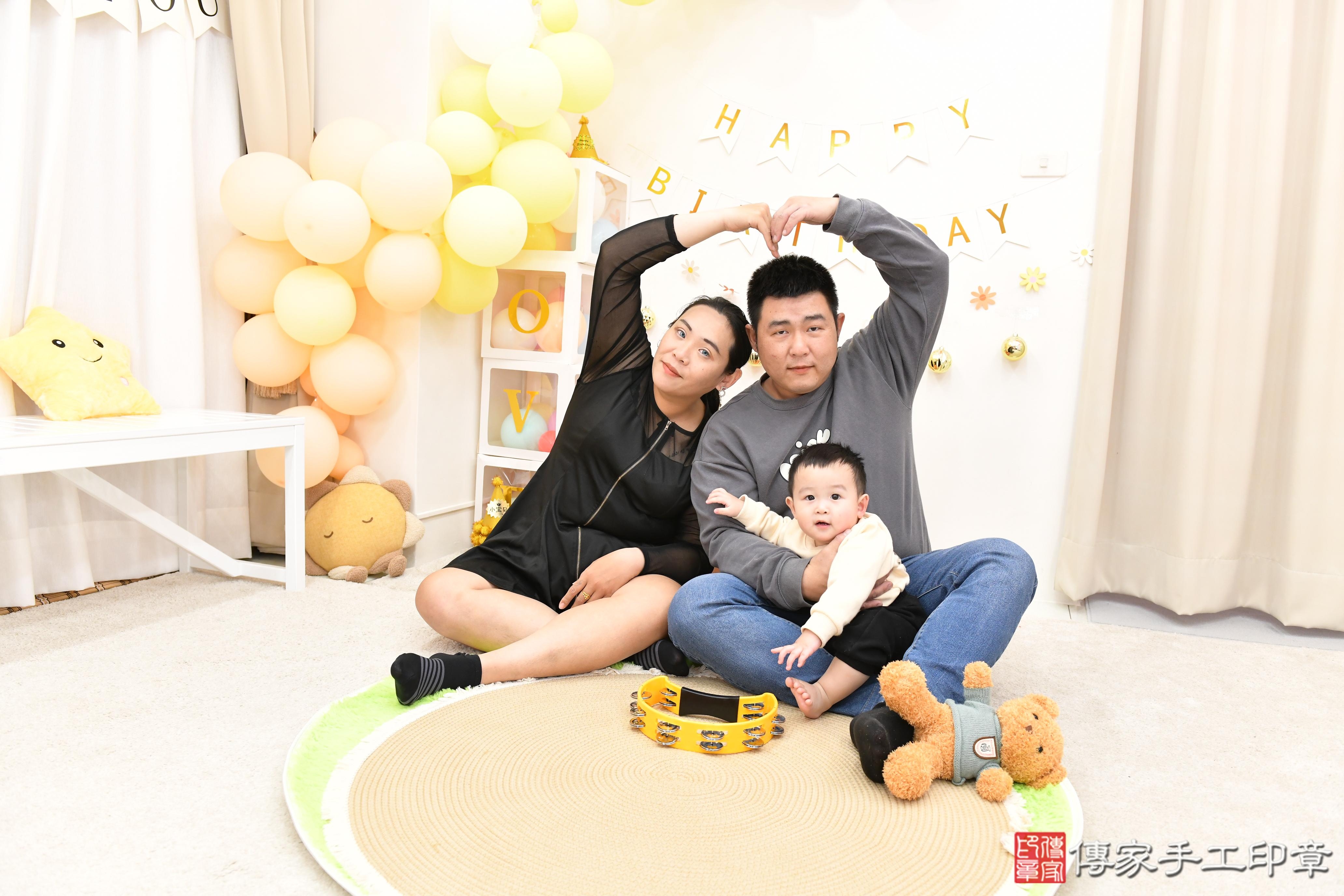 傳家手工印章高雄店、抓周、度脺、美式風會場、傳家嬰兒古禮、吉祥話、抓周道具物品24種、拍照。抓周證書。寶寶抓周、滿周歲、生日快樂、祝福