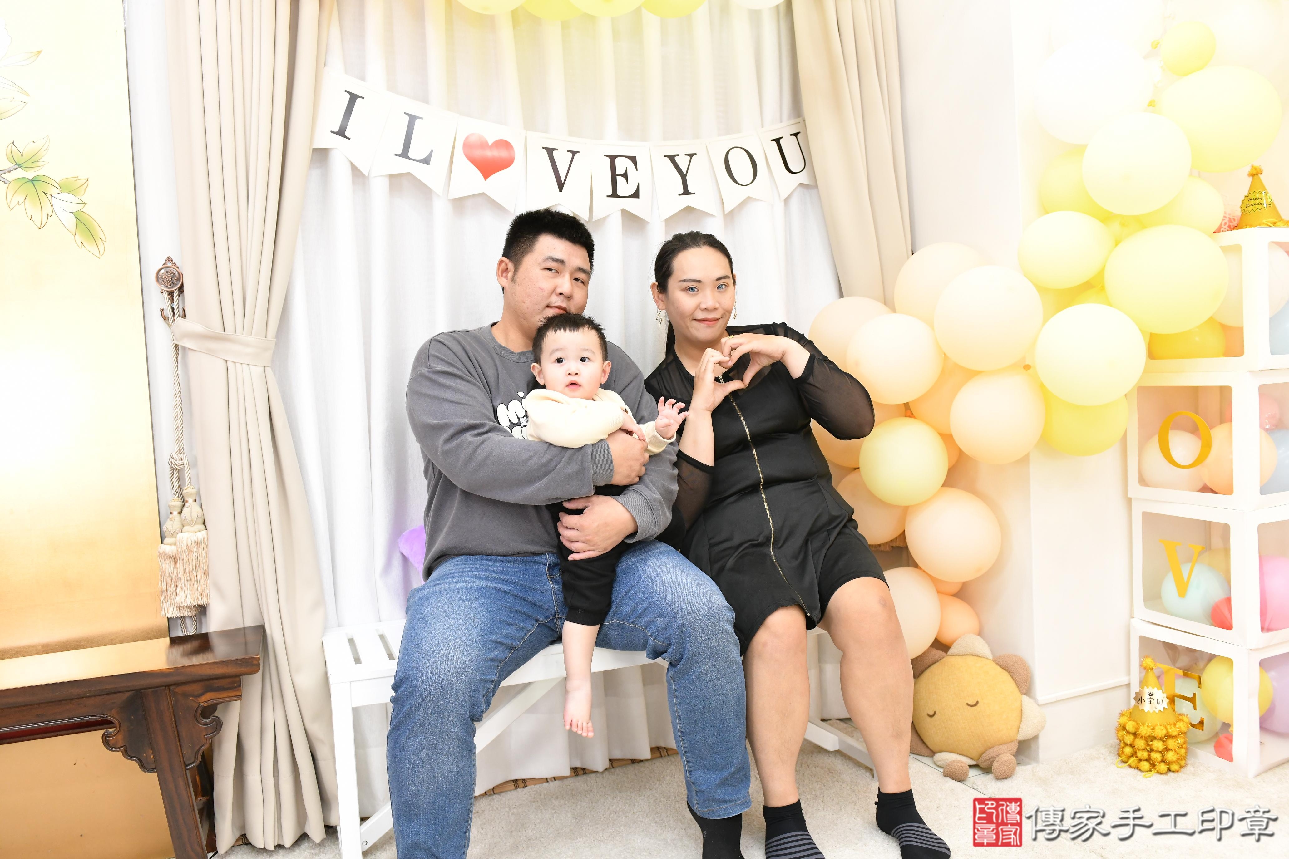 傳家手工印章高雄店、抓周、度脺、美式風會場、傳家嬰兒古禮、吉祥話、抓周道具物品24種、拍照。抓周證書。寶寶抓周、滿周歲、生日快樂、祝福