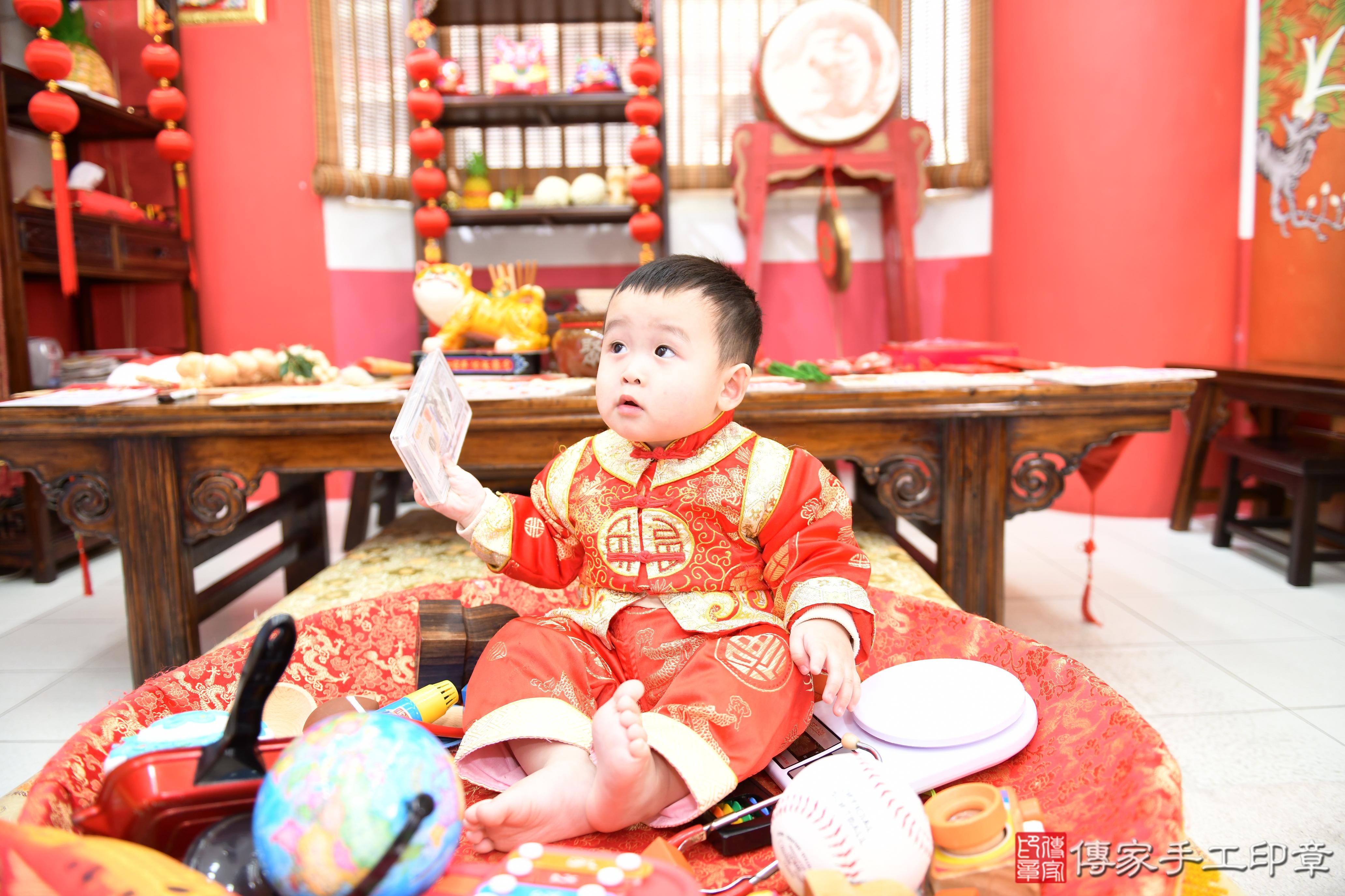 傳家手工印章高雄店、抓周、度脺、美式風會場、傳家嬰兒古禮、吉祥話、抓周道具物品24種、拍照。抓周證書。寶寶抓周、滿周歲、生日快樂、祝福