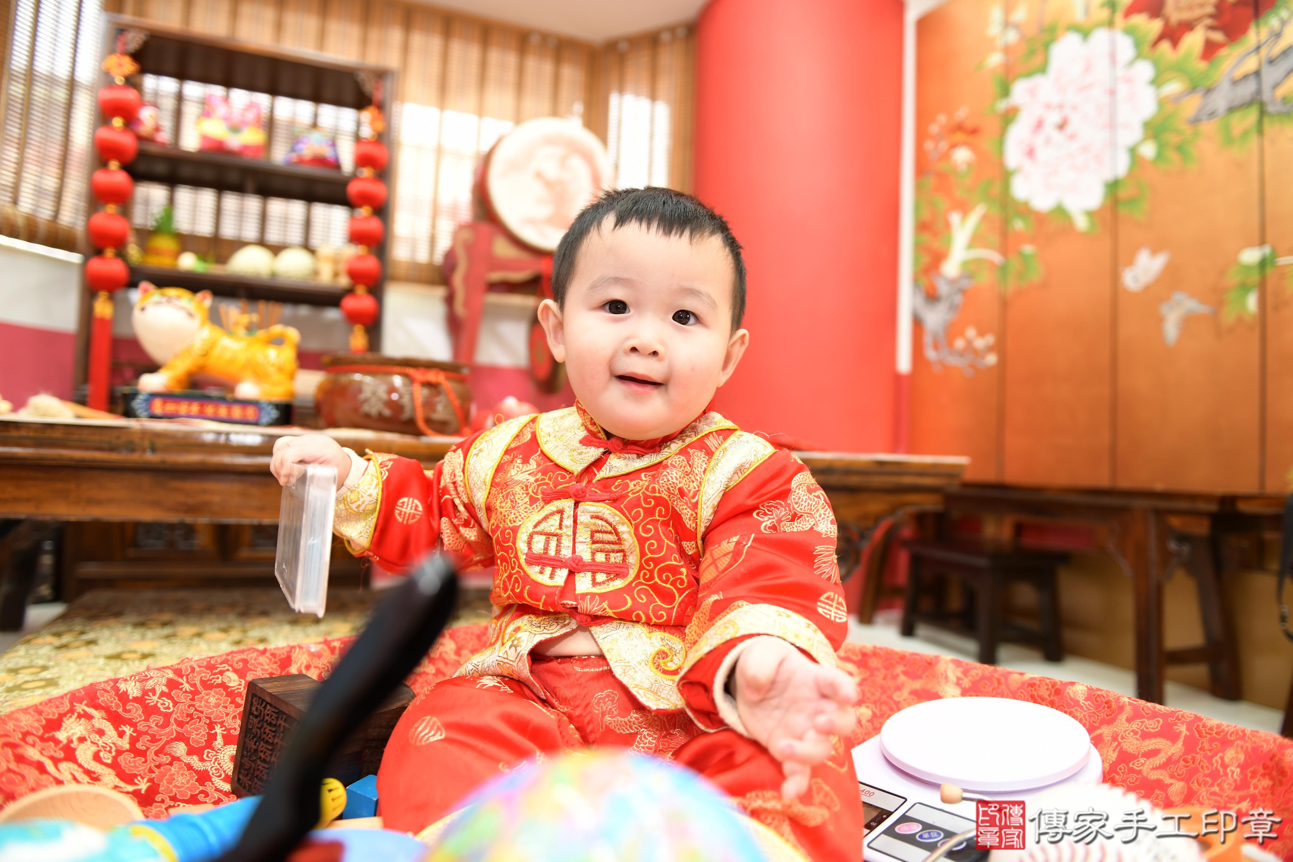 傳家手工印章高雄店、抓周、度脺、美式風會場、傳家嬰兒古禮、吉祥話、抓周道具物品24種、拍照。抓周證書。寶寶抓周、滿周歲、生日快樂、祝福